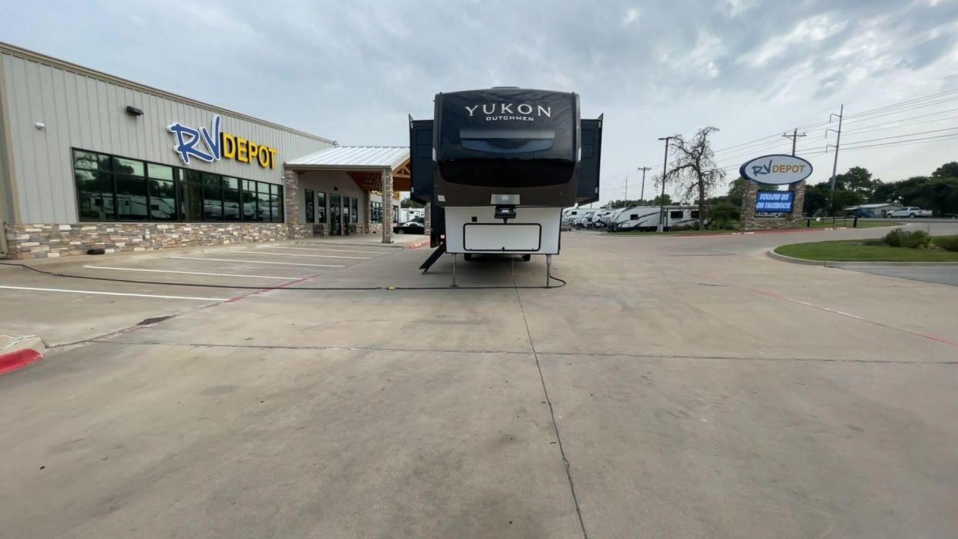 2022 DUTCHMEN YUKON 421FL (4YDFYKW25NZ) , Length: 45.67 ft. | Dry Weight: 15,328 lbs. | Slides: 5 transmission, located at 4319 N Main Street, Cleburne, TX, 76033, (817) 221-0660, 32.435829, -97.384178 - Photo#4