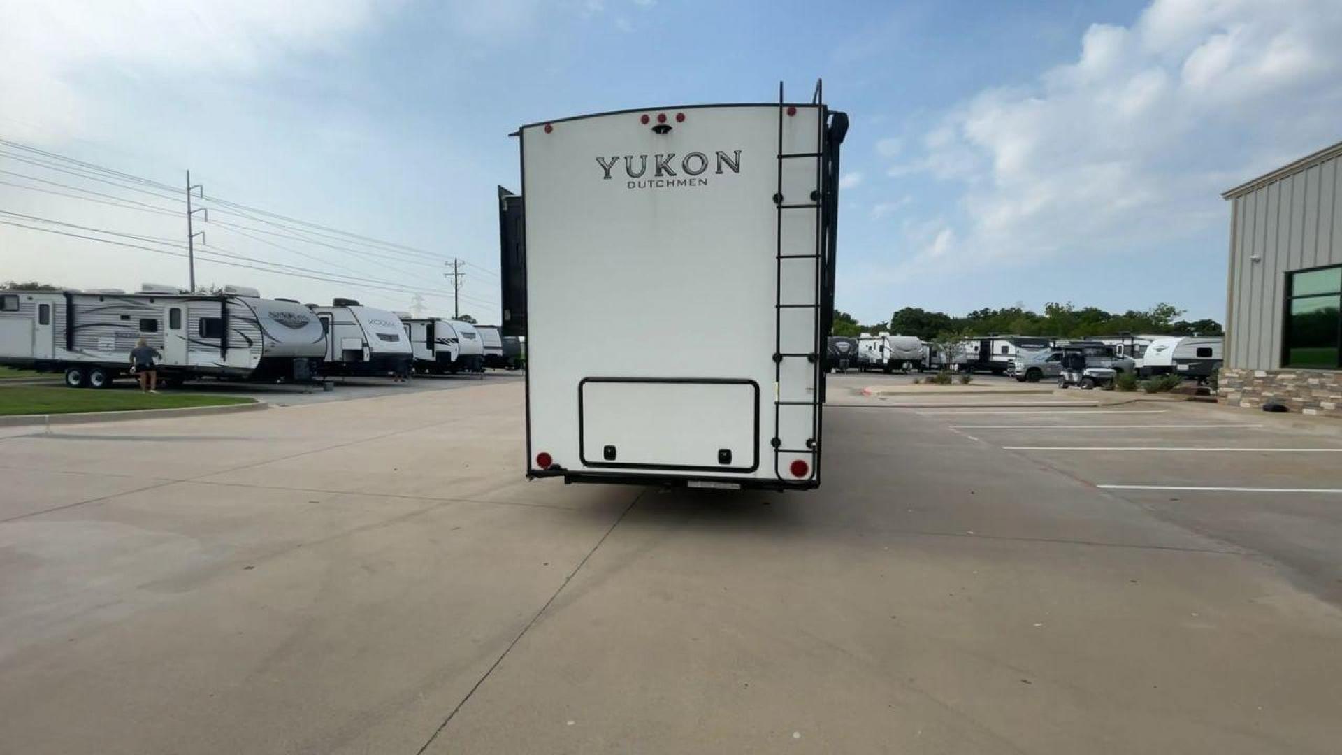 2022 DUTCHMEN YUKON 421FL (4YDFYKW25NZ) , Length: 45.67 ft. | Dry Weight: 15,328 lbs. | Slides: 5 transmission, located at 4319 N Main Street, Cleburne, TX, 76033, (817) 221-0660, 32.435829, -97.384178 - Photo#8