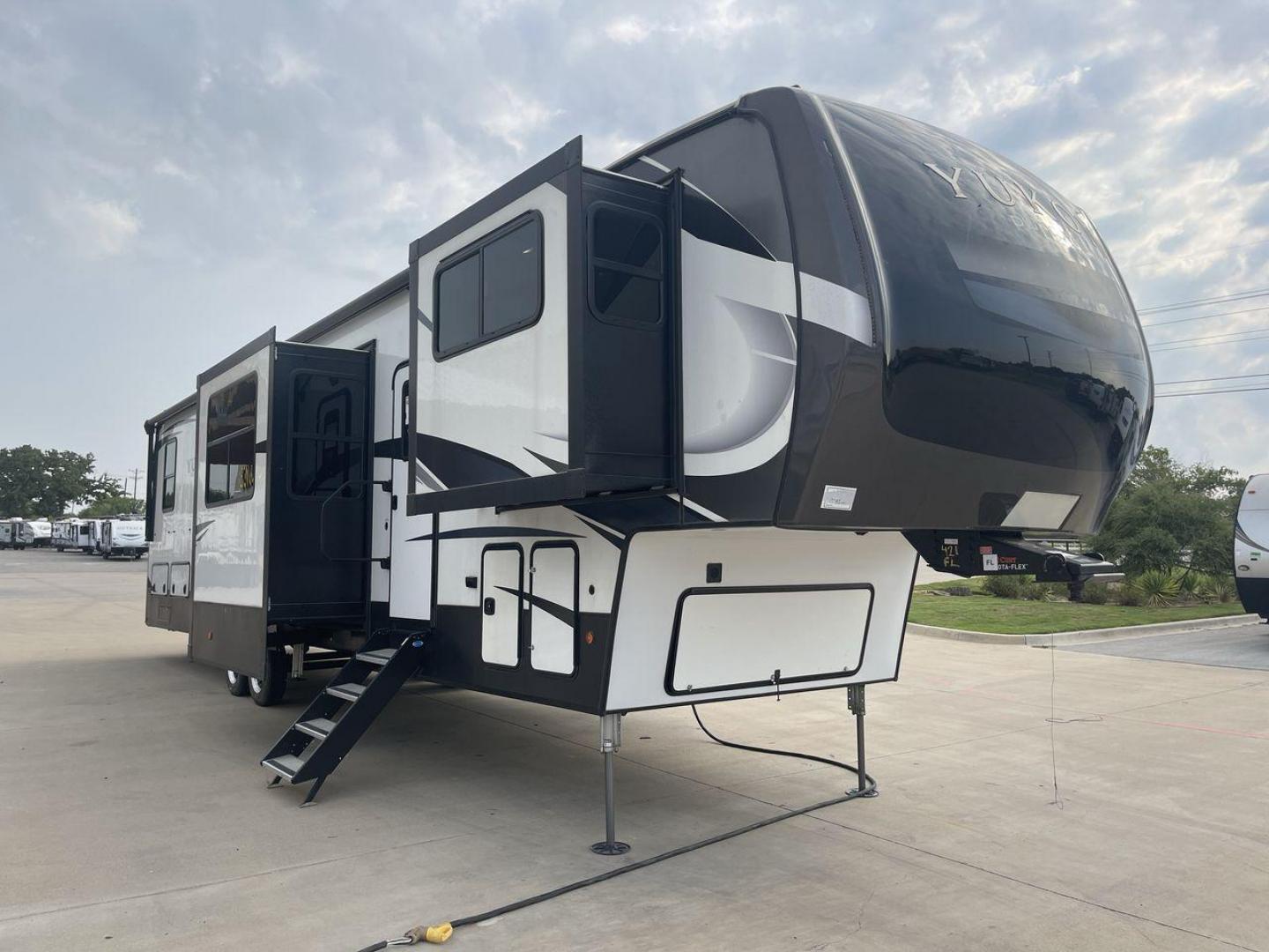 2022 DUTCHMEN YUKON 421FL (4YDFYKW25NZ) , Length: 45.67 ft. | Dry Weight: 15,328 lbs. | Slides: 5 transmission, located at 4319 N Main Street, Cleburne, TX, 76033, (817) 221-0660, 32.435829, -97.384178 - Photo#23