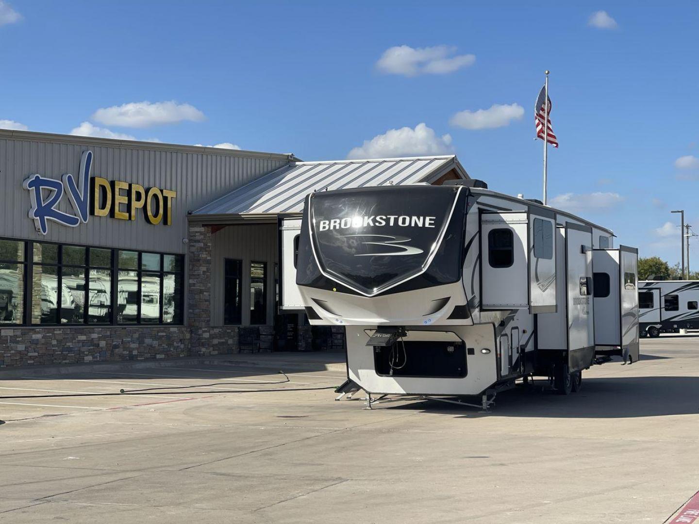 2022 FOREST RIVER BROOKSTONE 344FL (5ZT3BKZB1NA) , Length: 42 ft | Dry Weight: 12,789 lbs. | Gross Weight: 15,000 lbs. | Slides: 5 transmission, located at 4319 N Main Street, Cleburne, TX, 76033, (817) 221-0660, 32.435829, -97.384178 - Boasting a spacious and well-designed floor plan, this model stands out for numerous reasons. The Brookstone 344FL is equipped with top-notch amenities, including a fully-equipped kitchen with stainless steel appliances and solid surface countertops. Its four slide-outs ensure maximum interior space - Photo#0