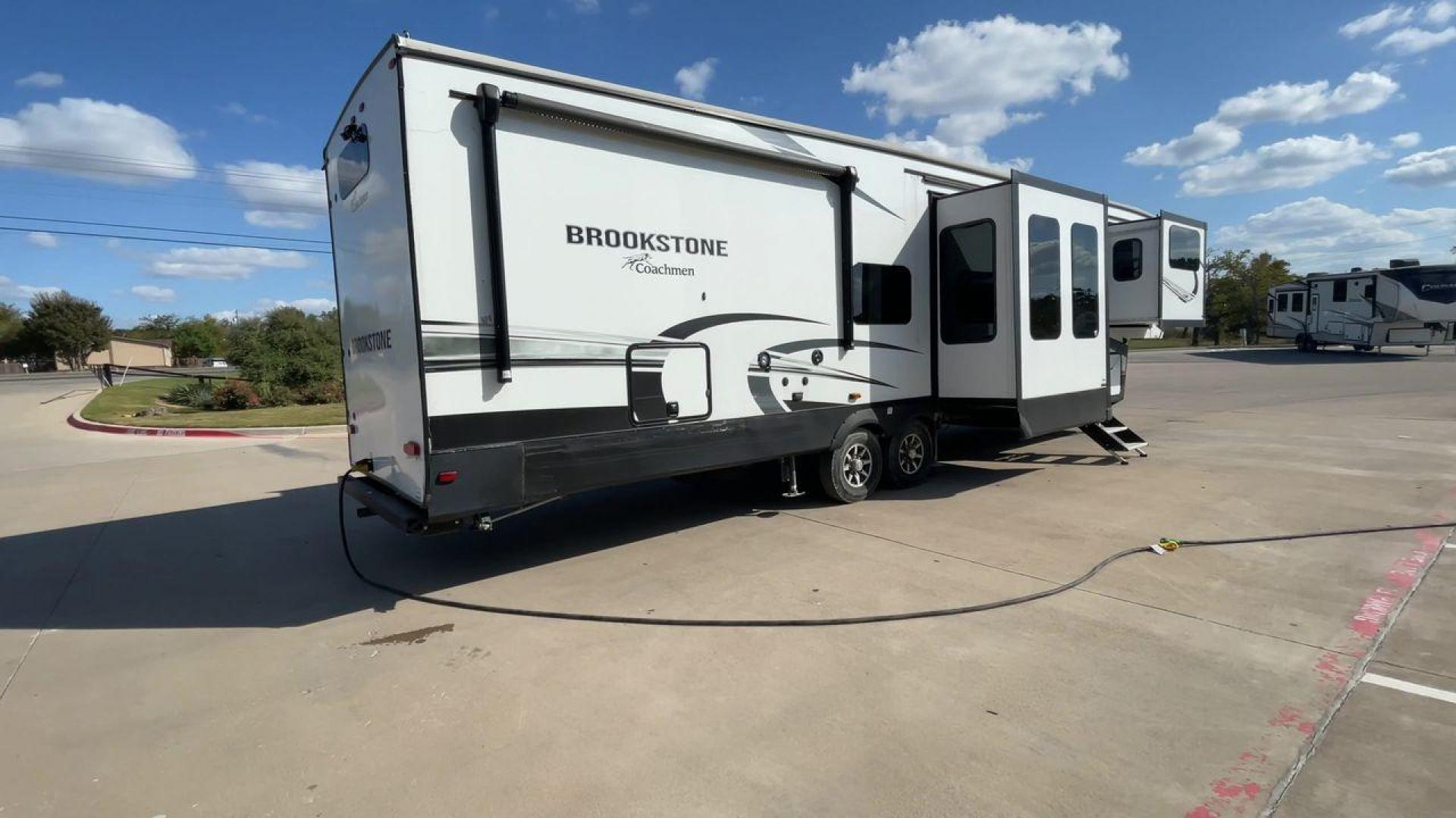 2022 FOREST RIVER BROOKSTONE 344FL (5ZT3BKZB1NA) , Length: 42 ft | Dry Weight: 12,789 lbs. | Gross Weight: 15,000 lbs. | Slides: 5 transmission, located at 4319 N Main Street, Cleburne, TX, 76033, (817) 221-0660, 32.435829, -97.384178 - Boasting a spacious and well-designed floor plan, this model stands out for numerous reasons. The Brookstone 344FL is equipped with top-notch amenities, including a fully-equipped kitchen with stainless steel appliances and solid surface countertops. Its four slide-outs ensure maximum interior space - Photo#1