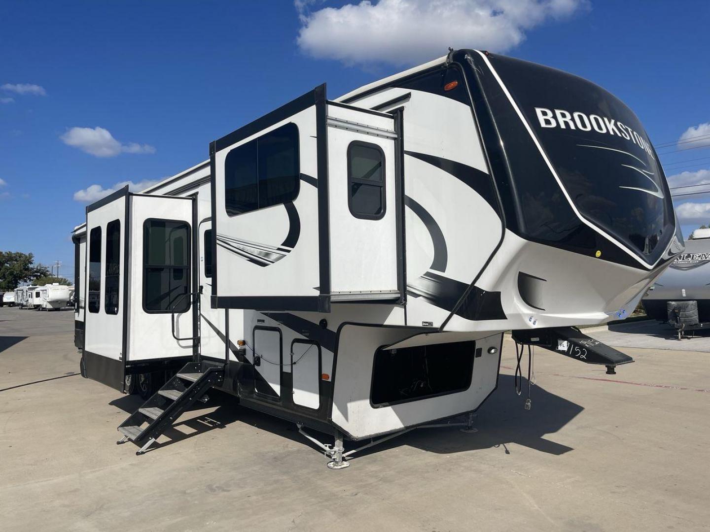 2022 FOREST RIVER BROOKSTONE 344FL (5ZT3BKZB1NA) , Length: 42 ft | Dry Weight: 12,789 lbs. | Gross Weight: 15,000 lbs. | Slides: 5 transmission, located at 4319 N Main Street, Cleburne, TX, 76033, (817) 221-0660, 32.435829, -97.384178 - Boasting a spacious and well-designed floor plan, this model stands out for numerous reasons. The Brookstone 344FL is equipped with top-notch amenities, including a fully-equipped kitchen with stainless steel appliances and solid surface countertops. Its four slide-outs ensure maximum interior space - Photo#22