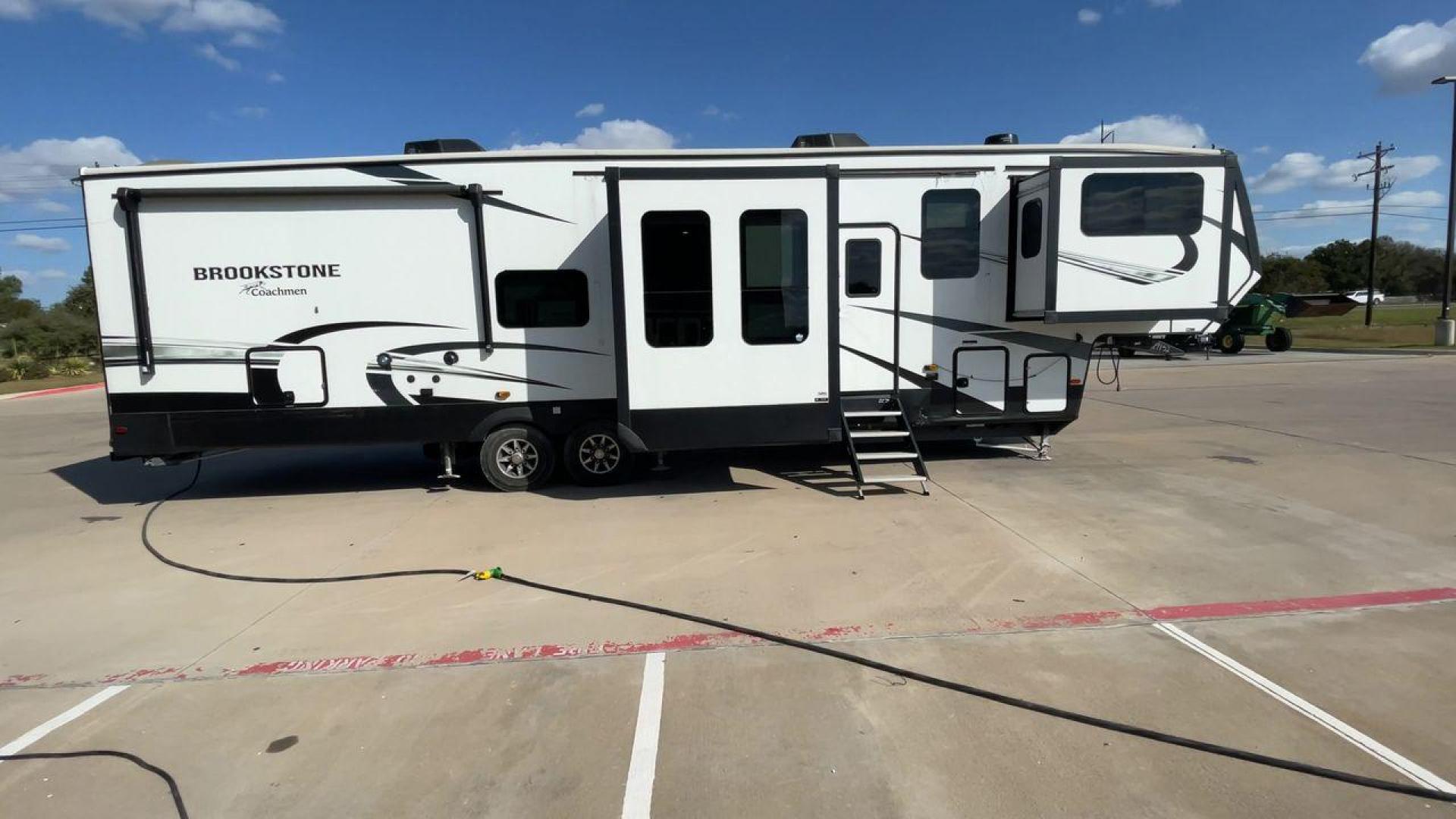 2022 FOREST RIVER BROOKSTONE 344FL (5ZT3BKZB1NA) , Length: 42 ft | Dry Weight: 12,789 lbs. | Gross Weight: 15,000 lbs. | Slides: 5 transmission, located at 4319 N Main Street, Cleburne, TX, 76033, (817) 221-0660, 32.435829, -97.384178 - Boasting a spacious and well-designed floor plan, this model stands out for numerous reasons. The Brookstone 344FL is equipped with top-notch amenities, including a fully-equipped kitchen with stainless steel appliances and solid surface countertops. Its four slide-outs ensure maximum interior space - Photo#2