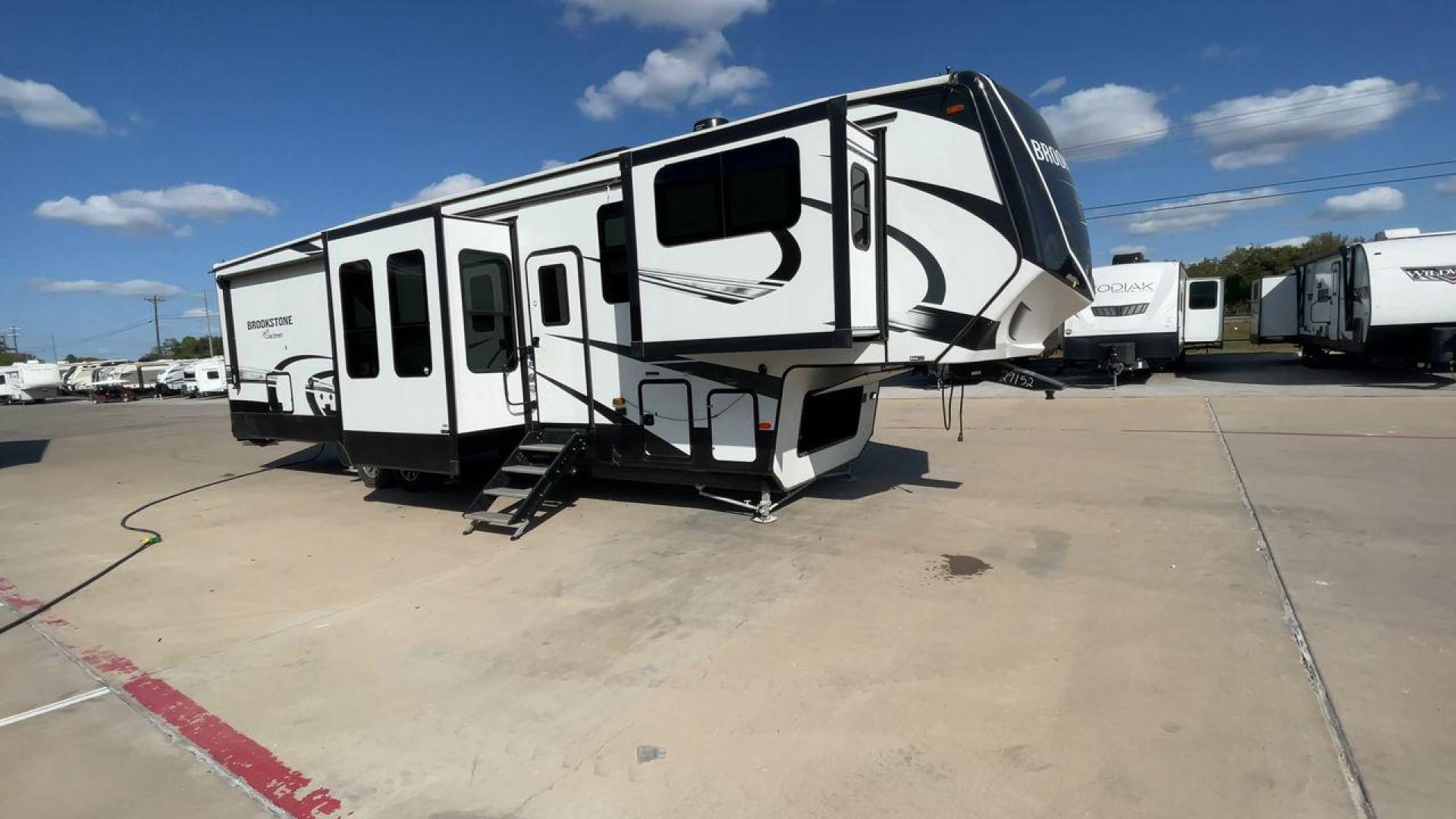 2022 FOREST RIVER BROOKSTONE 344FL (5ZT3BKZB1NA) , Length: 42 ft | Dry Weight: 12,789 lbs. | Gross Weight: 15,000 lbs. | Slides: 5 transmission, located at 4319 N Main Street, Cleburne, TX, 76033, (817) 221-0660, 32.435829, -97.384178 - Boasting a spacious and well-designed floor plan, this model stands out for numerous reasons. The Brookstone 344FL is equipped with top-notch amenities, including a fully-equipped kitchen with stainless steel appliances and solid surface countertops. Its four slide-outs ensure maximum interior space - Photo#3