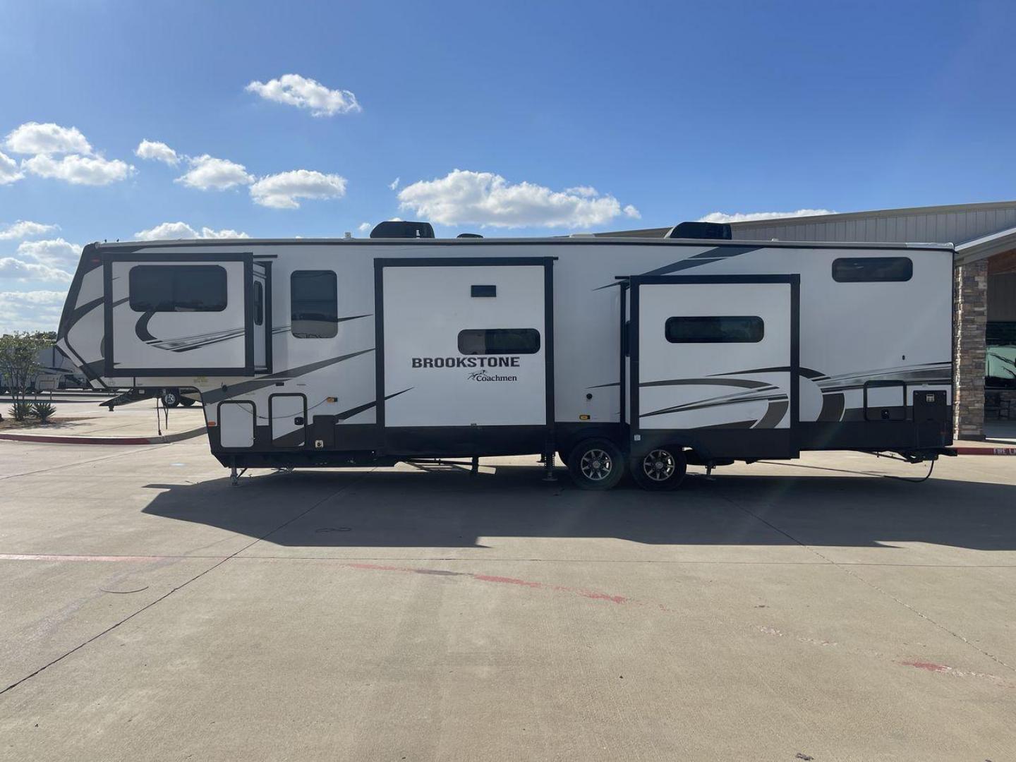 2022 FOREST RIVER BROOKSTONE 344FL (5ZT3BKZB1NA) , Length: 42 ft | Dry Weight: 12,789 lbs. | Gross Weight: 15,000 lbs. | Slides: 5 transmission, located at 4319 N Main Street, Cleburne, TX, 76033, (817) 221-0660, 32.435829, -97.384178 - Boasting a spacious and well-designed floor plan, this model stands out for numerous reasons. The Brookstone 344FL is equipped with top-notch amenities, including a fully-equipped kitchen with stainless steel appliances and solid surface countertops. Its four slide-outs ensure maximum interior space - Photo#23