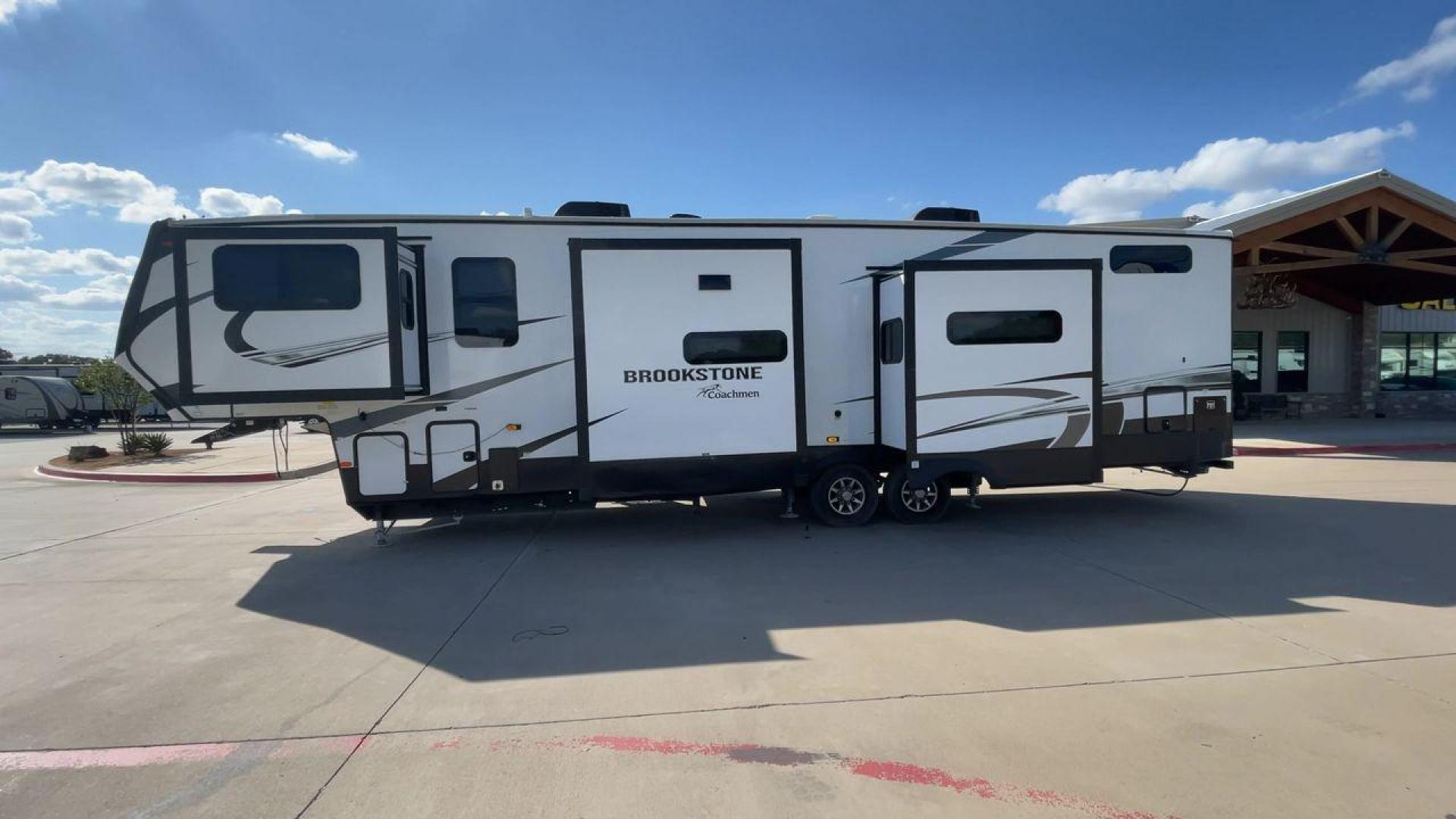 2022 FOREST RIVER BROOKSTONE 344FL (5ZT3BKZB1NA) , Length: 42 ft | Dry Weight: 12,789 lbs. | Gross Weight: 15,000 lbs. | Slides: 5 transmission, located at 4319 N Main Street, Cleburne, TX, 76033, (817) 221-0660, 32.435829, -97.384178 - Boasting a spacious and well-designed floor plan, this model stands out for numerous reasons. The Brookstone 344FL is equipped with top-notch amenities, including a fully-equipped kitchen with stainless steel appliances and solid surface countertops. Its four slide-outs ensure maximum interior space - Photo#6