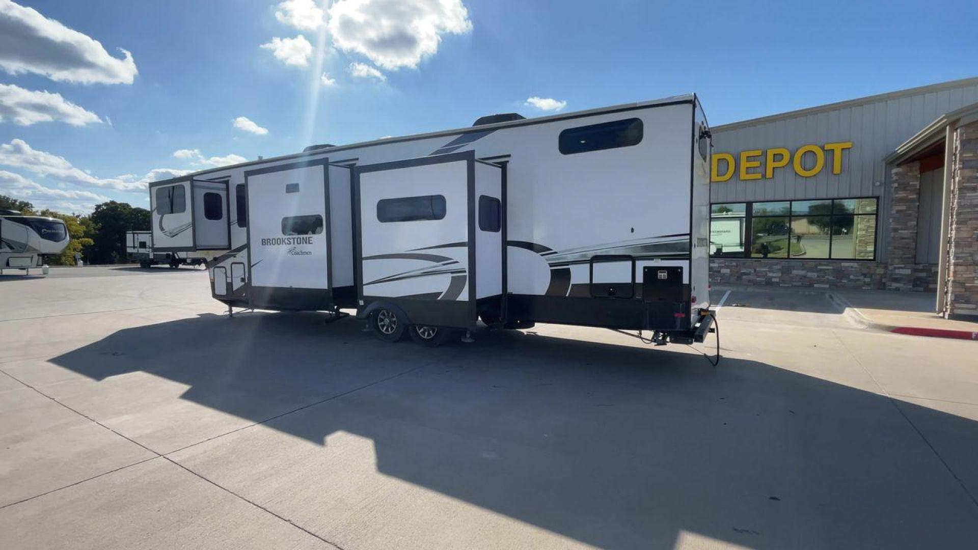 2022 FOREST RIVER BROOKSTONE 344FL (5ZT3BKZB1NA) , Length: 42 ft | Dry Weight: 12,789 lbs. | Gross Weight: 15,000 lbs. | Slides: 5 transmission, located at 4319 N Main Street, Cleburne, TX, 76033, (817) 221-0660, 32.435829, -97.384178 - Boasting a spacious and well-designed floor plan, this model stands out for numerous reasons. The Brookstone 344FL is equipped with top-notch amenities, including a fully-equipped kitchen with stainless steel appliances and solid surface countertops. Its four slide-outs ensure maximum interior space - Photo#7