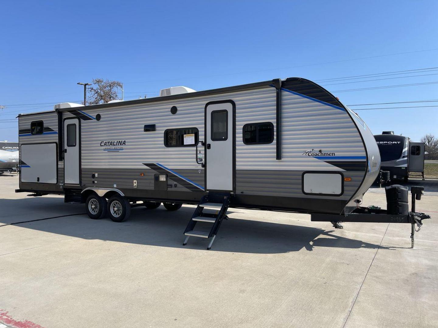 2022 FOREST RIVER CATALINA 323BHDS (5ZT2CAXB8NX) , Length: 36.67 ft. | Dry Weight: 7,864 lbs. | Gross Weight: 9,500 lbs. | Slides: 2 transmission, located at 4319 N Main Street, Cleburne, TX, 76033, (817) 221-0660, 32.435829, -97.384178 - Set off on an incredible camping adventure with the 2022 Forest River Catalina 323BHDS, a top-tier blend of luxury and practicality in the travel trailer realm. This model is perfect for families and friends looking for a harmonious blend of comfort and convenience with its thoughtfully designed 36- - Photo#23