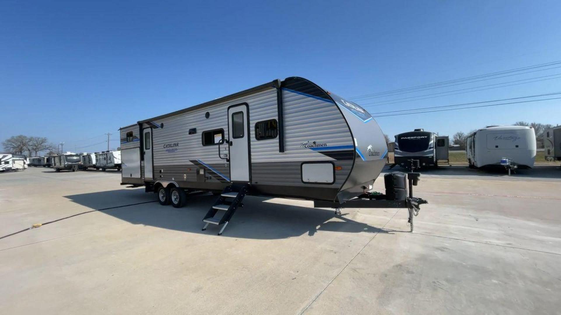 2022 FOREST RIVER CATALINA 323BHDS (5ZT2CAXB8NX) , Length: 36.67 ft. | Dry Weight: 7,864 lbs. | Gross Weight: 9,500 lbs. | Slides: 2 transmission, located at 4319 N Main Street, Cleburne, TX, 76033, (817) 221-0660, 32.435829, -97.384178 - Set off on an incredible camping adventure with the 2022 Forest River Catalina 323BHDS, a top-tier blend of luxury and practicality in the travel trailer realm. This model is perfect for families and friends looking for a harmonious blend of comfort and convenience with its thoughtfully designed 36- - Photo#3