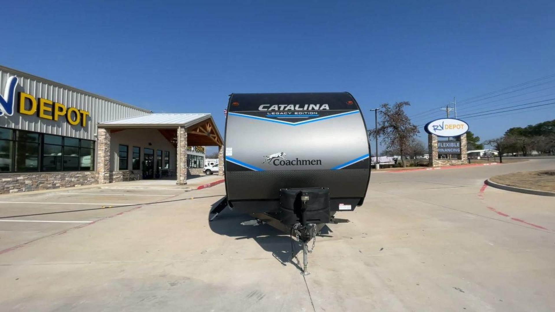 2022 FOREST RIVER CATALINA 323BHDS (5ZT2CAXB8NX) , Length: 36.67 ft. | Dry Weight: 7,864 lbs. | Gross Weight: 9,500 lbs. | Slides: 2 transmission, located at 4319 N Main Street, Cleburne, TX, 76033, (817) 221-0660, 32.435829, -97.384178 - Set off on an incredible camping adventure with the 2022 Forest River Catalina 323BHDS, a top-tier blend of luxury and practicality in the travel trailer realm. This model is perfect for families and friends looking for a harmonious blend of comfort and convenience with its thoughtfully designed 36- - Photo#4