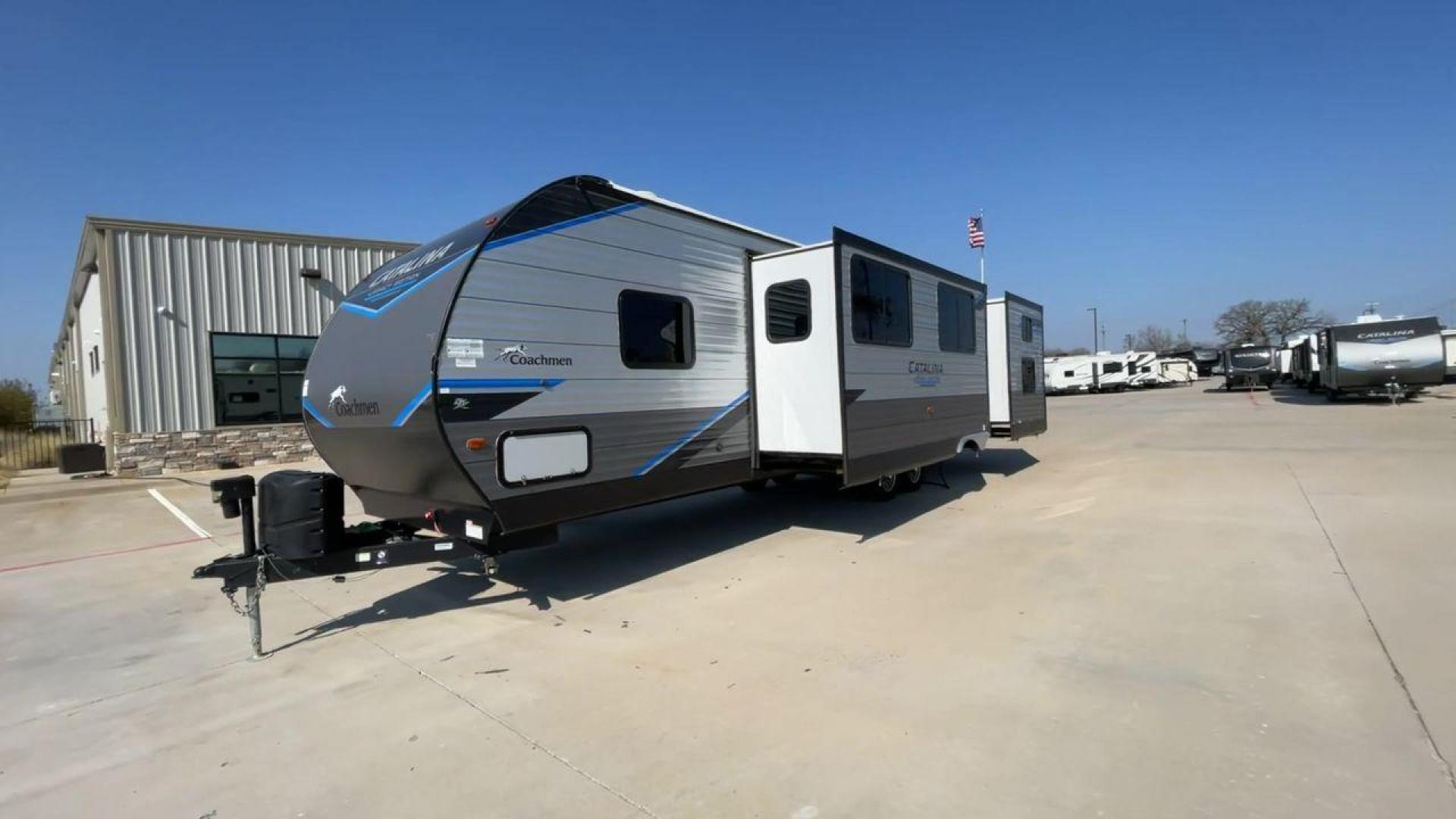 2022 FOREST RIVER CATALINA 323BHDS (5ZT2CAXB8NX) , Length: 36.67 ft. | Dry Weight: 7,864 lbs. | Gross Weight: 9,500 lbs. | Slides: 2 transmission, located at 4319 N Main Street, Cleburne, TX, 76033, (817) 221-0660, 32.435829, -97.384178 - Set off on an incredible camping adventure with the 2022 Forest River Catalina 323BHDS, a top-tier blend of luxury and practicality in the travel trailer realm. This model is perfect for families and friends looking for a harmonious blend of comfort and convenience with its thoughtfully designed 36- - Photo#5