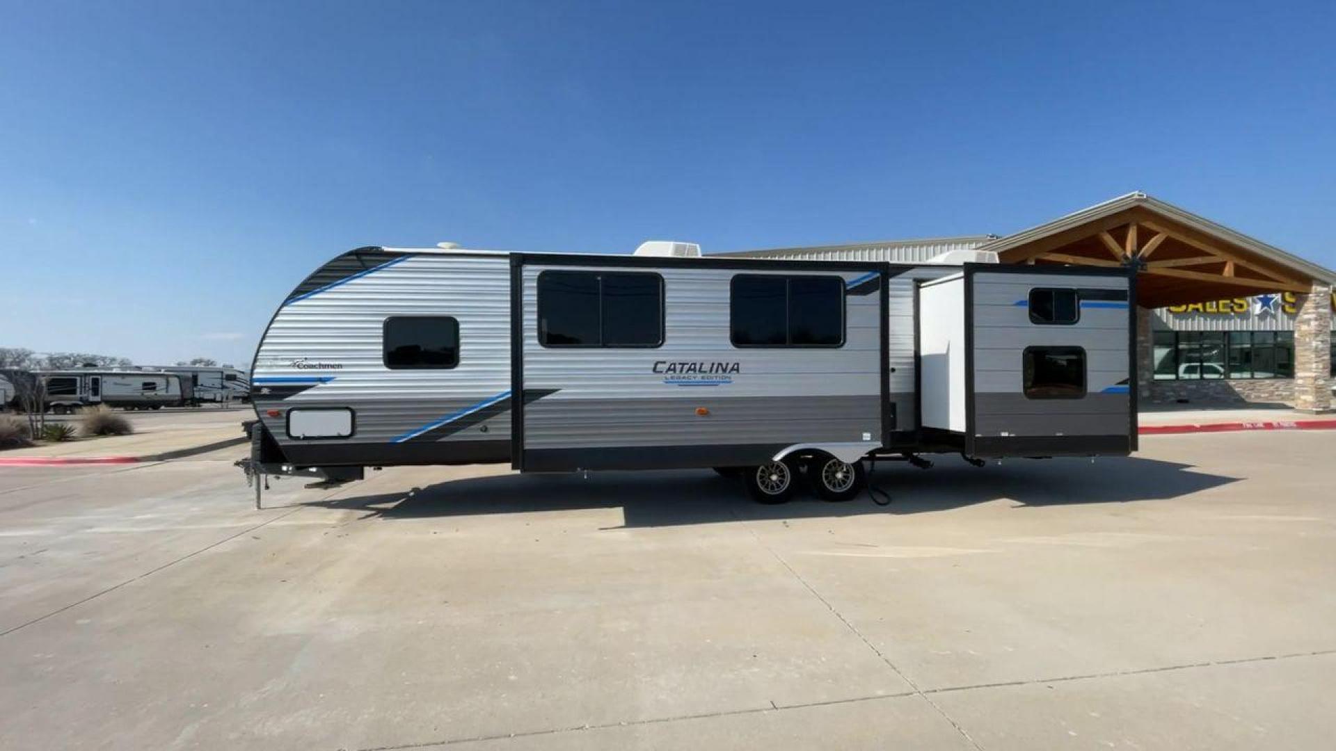 2022 FOREST RIVER CATALINA 323BHDS (5ZT2CAXB8NX) , Length: 36.67 ft. | Dry Weight: 7,864 lbs. | Gross Weight: 9,500 lbs. | Slides: 2 transmission, located at 4319 N Main Street, Cleburne, TX, 76033, (817) 221-0660, 32.435829, -97.384178 - Set off on an incredible camping adventure with the 2022 Forest River Catalina 323BHDS, a top-tier blend of luxury and practicality in the travel trailer realm. This model is perfect for families and friends looking for a harmonious blend of comfort and convenience with its thoughtfully designed 36- - Photo#6