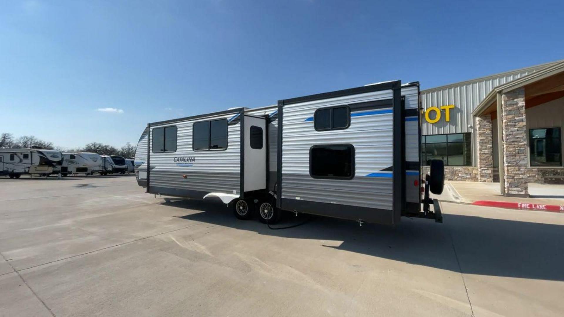 2022 FOREST RIVER CATALINA 323BHDS (5ZT2CAXB8NX) , Length: 36.67 ft. | Dry Weight: 7,864 lbs. | Gross Weight: 9,500 lbs. | Slides: 2 transmission, located at 4319 N Main Street, Cleburne, TX, 76033, (817) 221-0660, 32.435829, -97.384178 - Set off on an incredible camping adventure with the 2022 Forest River Catalina 323BHDS, a top-tier blend of luxury and practicality in the travel trailer realm. This model is perfect for families and friends looking for a harmonious blend of comfort and convenience with its thoughtfully designed 36- - Photo#7