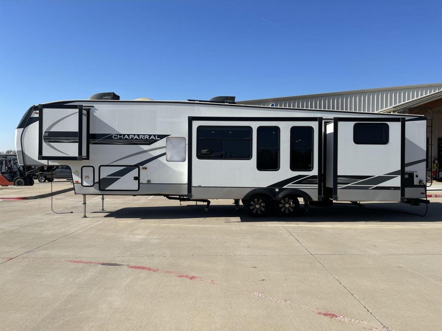 2022 FOREST RIVER CHAPARRAL 367BH (5ZT3CH2B8NA) , Length: 42.5 ft. | Dry Weight: 12,328 lbs. | Gross Weight: 15,500 lbs. | Slides: 5 transmission, located at 4319 N Main Street, Cleburne, TX, 76033, (817) 221-0660, 32.435829, -97.384178 - The 2022 Forest River Chaparral 367BH is a spacious and luxurious fifth wheel designed for comfort and convenience during long-term stays or road trips. With a length of 42.5 ft., width of 8 ft., and height of 12.42 ft., it offers an expansive living area that feels like home no matter where you are - Photo#23