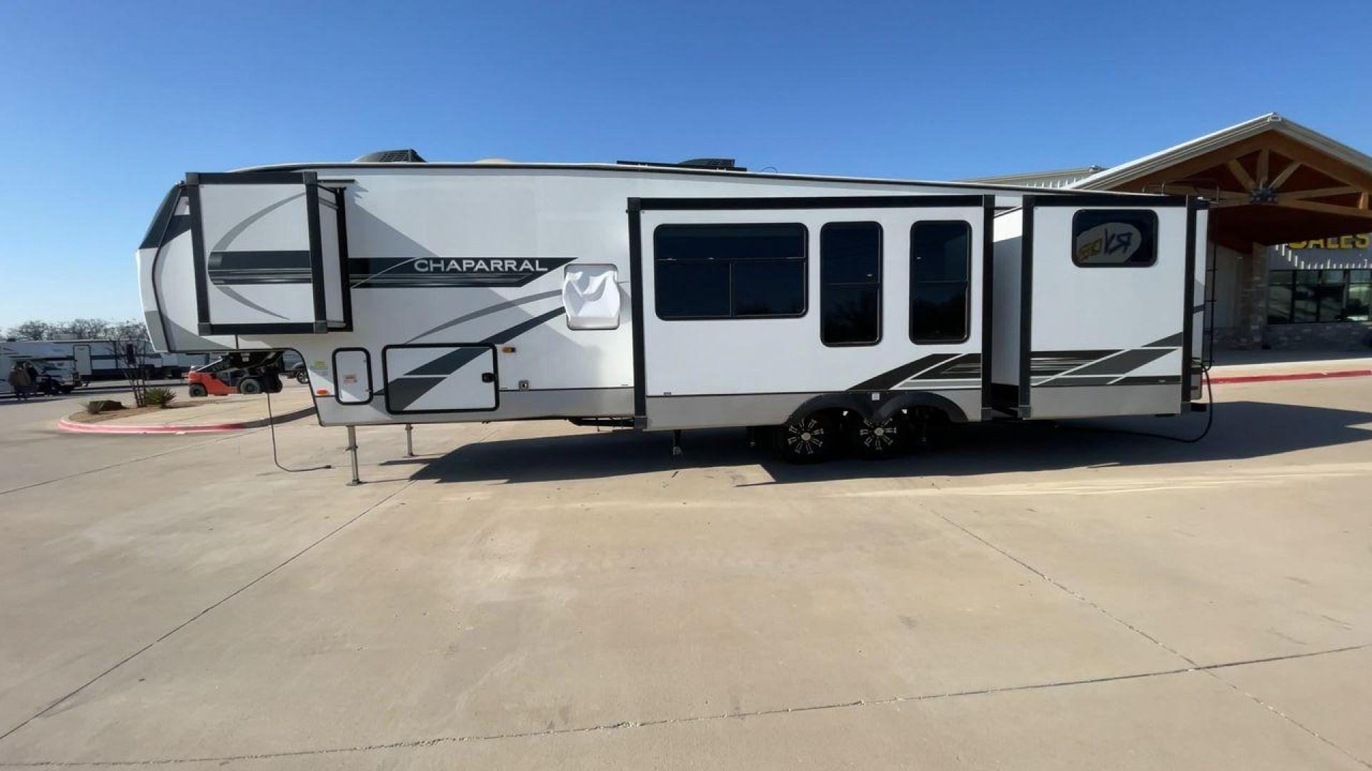 2022 FOREST RIVER CHAPARRAL 367BH (5ZT3CH2B8NA) , Length: 42.5 ft. | Dry Weight: 12,328 lbs. | Gross Weight: 15,500 lbs. | Slides: 5 transmission, located at 4319 N Main Street, Cleburne, TX, 76033, (817) 221-0660, 32.435829, -97.384178 - The 2022 Forest River Chaparral 367BH is a spacious and luxurious fifth wheel designed for comfort and convenience during long-term stays or road trips. With a length of 42.5 ft., width of 8 ft., and height of 12.42 ft., it offers an expansive living area that feels like home no matter where you are - Photo#6