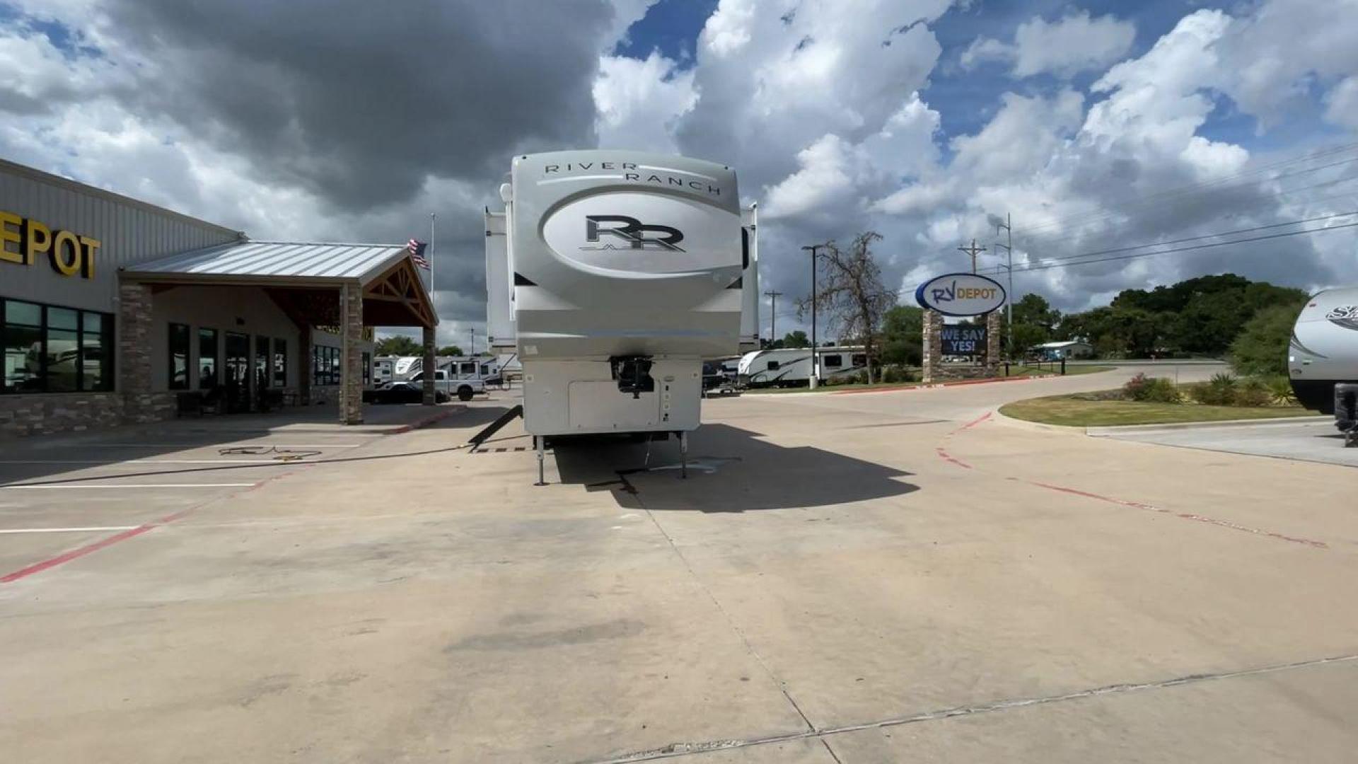 2022 FOREST RIVER COLUMBUS RIVER RANCH (4X4FCMR21N6) , Length: 42 ft. | Dry Weight: 13,944 lbs. | Gross Weight: 17,999 lbs. | Slides: 4 transmission, located at 4319 N Main Street, Cleburne, TX, 76033, (817) 221-0660, 32.435829, -97.384178 - Photo#4