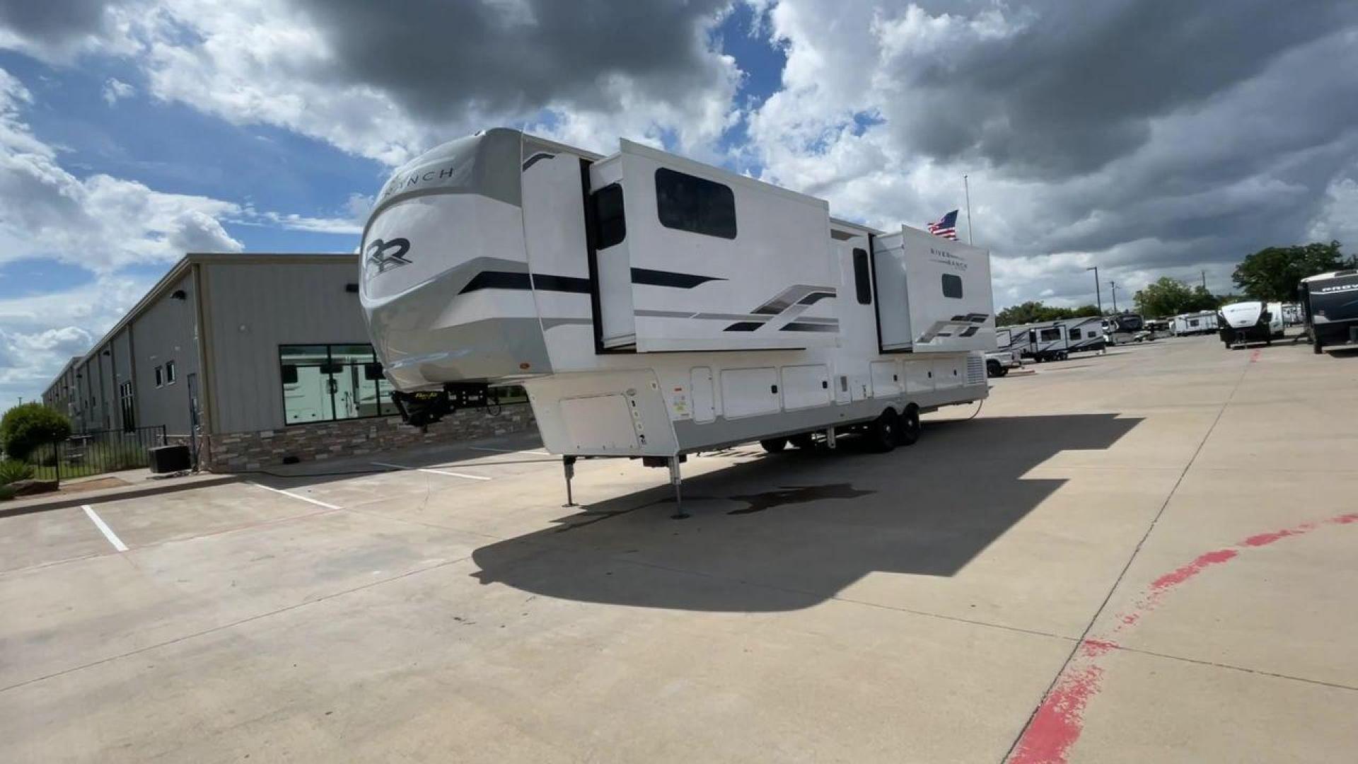 2022 FOREST RIVER COLUMBUS RIVER RANCH (4X4FCMR21N6) , Length: 42 ft. | Dry Weight: 13,944 lbs. | Gross Weight: 17,999 lbs. | Slides: 4 transmission, located at 4319 N Main Street, Cleburne, TX, 76033, (817) 221-0660, 32.435829, -97.384178 - Photo#5