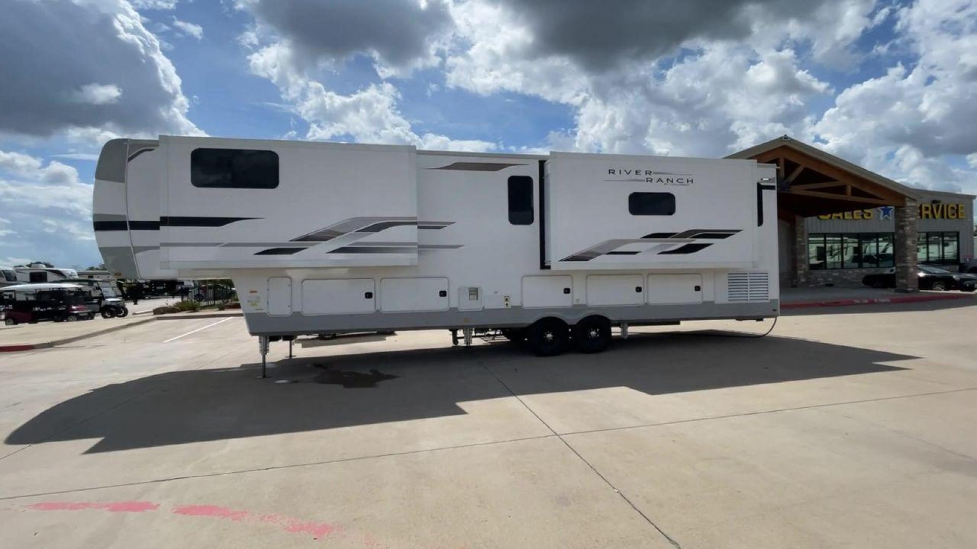 2022 FOREST RIVER COLUMBUS RIVER RANCH (4X4FCMR21N6) , Length: 42 ft. | Dry Weight: 13,944 lbs. | Gross Weight: 17,999 lbs. | Slides: 4 transmission, located at 4319 N Main Street, Cleburne, TX, 76033, (817) 221-0660, 32.435829, -97.384178 - Photo#6