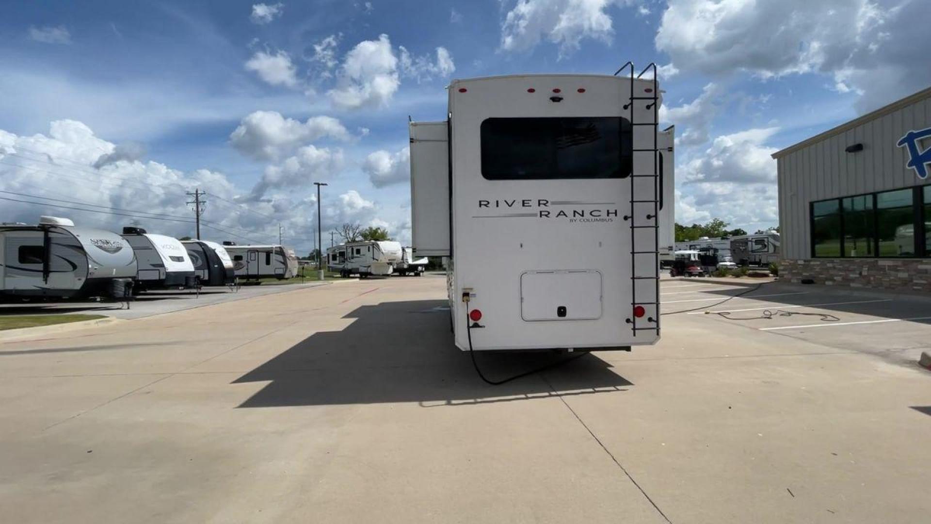 2022 FOREST RIVER COLUMBUS RIVER RANCH (4X4FCMR21N6) , Length: 42 ft. | Dry Weight: 13,944 lbs. | Gross Weight: 17,999 lbs. | Slides: 4 transmission, located at 4319 N Main Street, Cleburne, TX, 76033, (817) 221-0660, 32.435829, -97.384178 - Photo#8