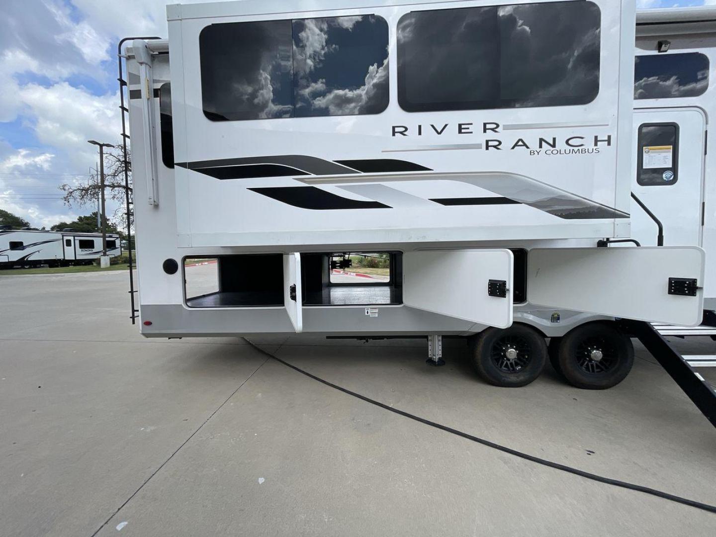 2022 FOREST RIVER COLUMBUS RIVER RANCH (4X4FCMR21N6) , Length: 42 ft. | Dry Weight: 13,944 lbs. | Gross Weight: 17,999 lbs. | Slides: 4 transmission, located at 4319 N Main Street, Cleburne, TX, 76033, (817) 221-0660, 32.435829, -97.384178 - Photo#25