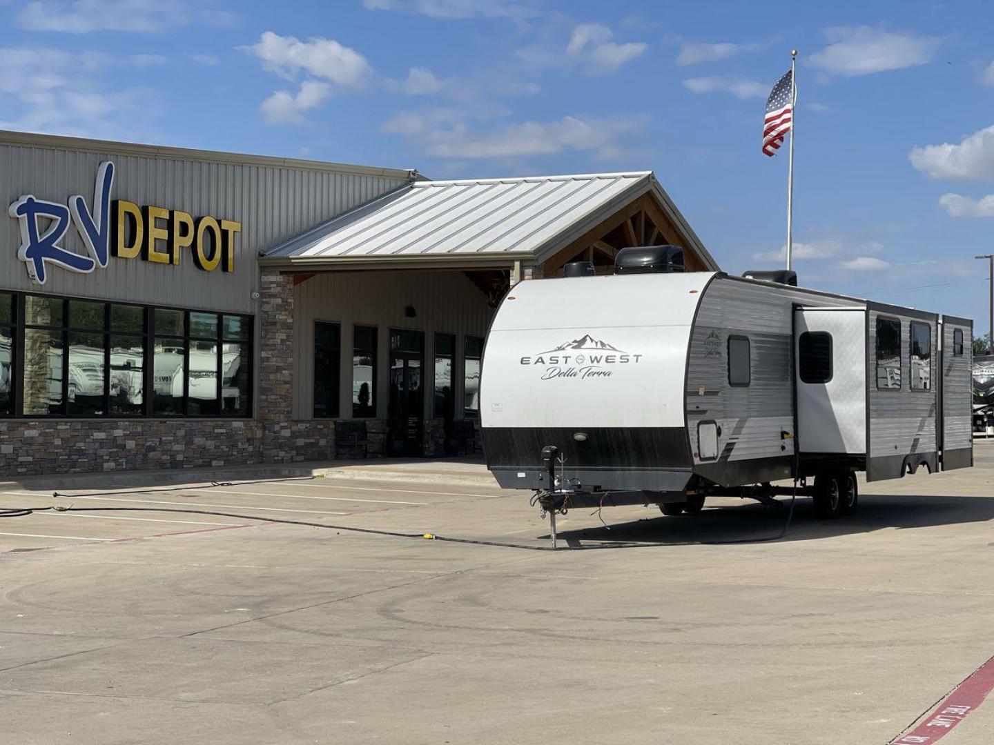 2022 FOREST RIVER DELLA TERRA 312BH (5ZT2DEWB6N9) , Length: 38 ft. | Dry Weight: 8,623 lbs. | Slides: 2 transmission, located at 4319 N Main Street, Cleburne, TX, 76033, (817) 221-0660, 32.435829, -97.384178 - Photo#0