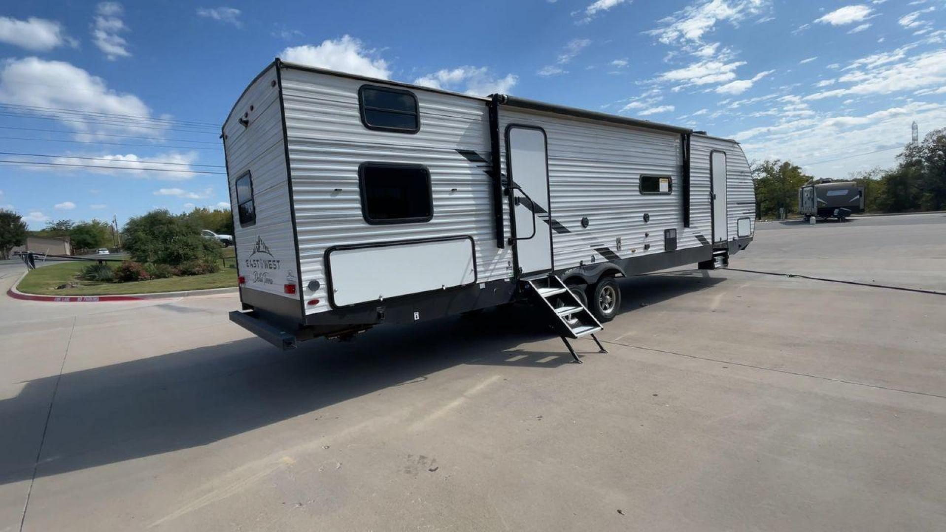 2022 FOREST RIVER DELLA TERRA 312BH (5ZT2DEWB6N9) , Length: 38 ft. | Dry Weight: 8,623 lbs. | Slides: 2 transmission, located at 4319 N Main Street, Cleburne, TX, 76033, (817) 221-0660, 32.435829, -97.384178 - Photo#1