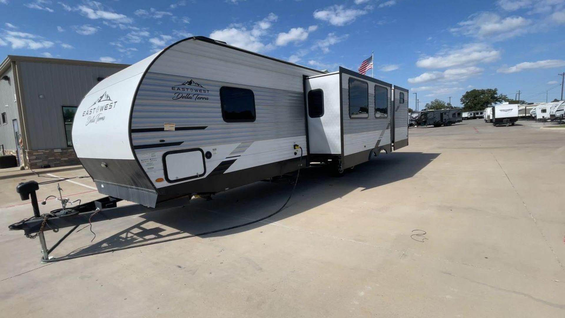 2022 FOREST RIVER DELLA TERRA 312BH (5ZT2DEWB6N9) , Length: 38 ft. | Dry Weight: 8,623 lbs. | Slides: 2 transmission, located at 4319 N Main Street, Cleburne, TX, 76033, (817) 221-0660, 32.435829, -97.384178 - Photo#5