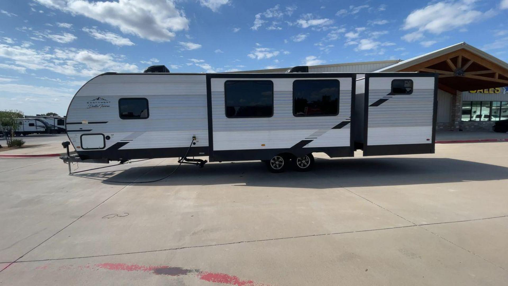 2022 FOREST RIVER DELLA TERRA 312BH (5ZT2DEWB6N9) , Length: 38 ft. | Dry Weight: 8,623 lbs. | Slides: 2 transmission, located at 4319 N Main Street, Cleburne, TX, 76033, (817) 221-0660, 32.435829, -97.384178 - Photo#6