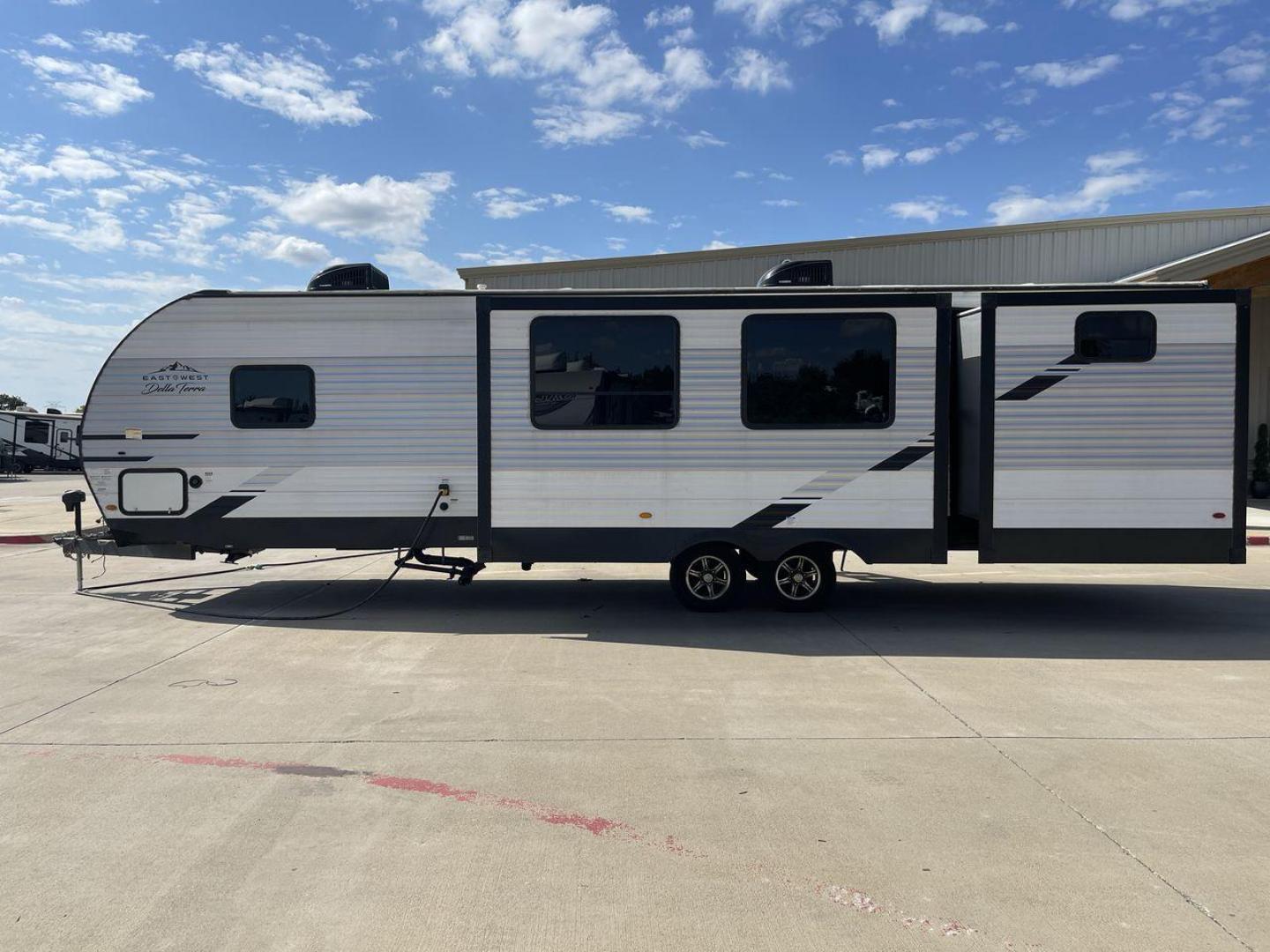 2022 FOREST RIVER DELLA TERRA 312BH (5ZT2DEWB6N9) , Length: 38 ft. | Dry Weight: 8,623 lbs. | Slides: 2 transmission, located at 4319 N Main Street, Cleburne, TX, 76033, (817) 221-0660, 32.435829, -97.384178 - Photo#23