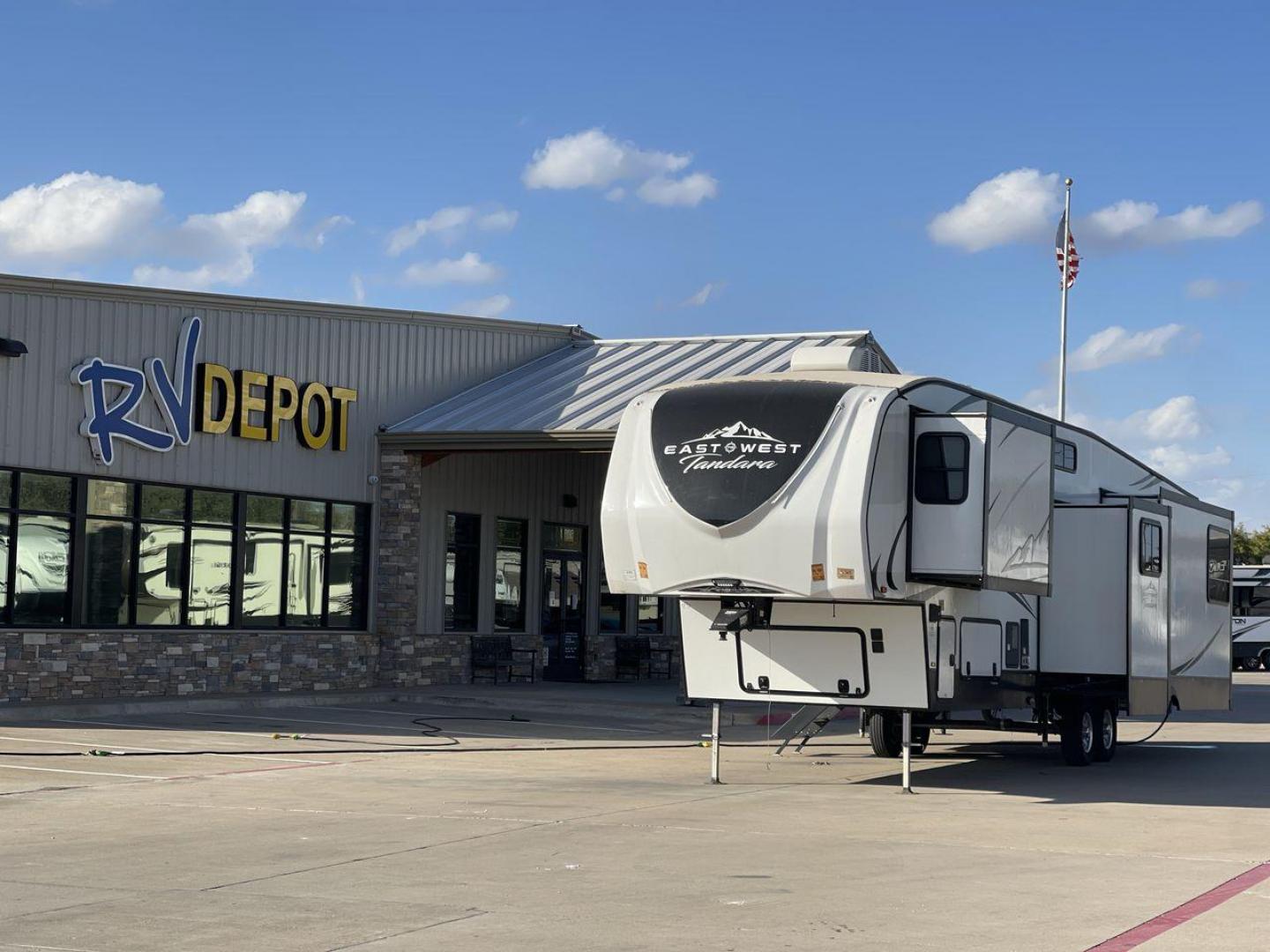 2022 FOREST RIVER EAST TO WEST TANDARA (5ZT3TD4B6N9) , Length: 41.25 ft | Dry Weight: 13,179 lbs | Slides: 4 transmission, located at 4319 N Main Street, Cleburne, TX, 76033, (817) 221-0660, 32.435829, -97.384178 - At 41.25 ft. long, the front cap showcases a bold "East to West Tandara" logo, accentuated by clean, aerodynamic curves. Large, tinted windows provide natural light while maintaining privacy. Four (4) slideouts expand the living space, enhancing functionality when parked. The trailer is equipped wit - Photo#0