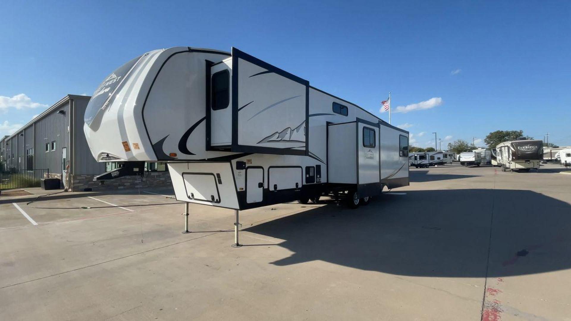 2022 FOREST RIVER EAST TO WEST TANDARA (5ZT3TD4B6N9) , Length: 41.25 ft | Dry Weight: 13,179 lbs | Slides: 4 transmission, located at 4319 N Main Street, Cleburne, TX, 76033, (817) 221-0660, 32.435829, -97.384178 - At 41.25 ft. long, the front cap showcases a bold "East to West Tandara" logo, accentuated by clean, aerodynamic curves. Large, tinted windows provide natural light while maintaining privacy. Four (4) slideouts expand the living space, enhancing functionality when parked. The trailer is equipped wit - Photo#5