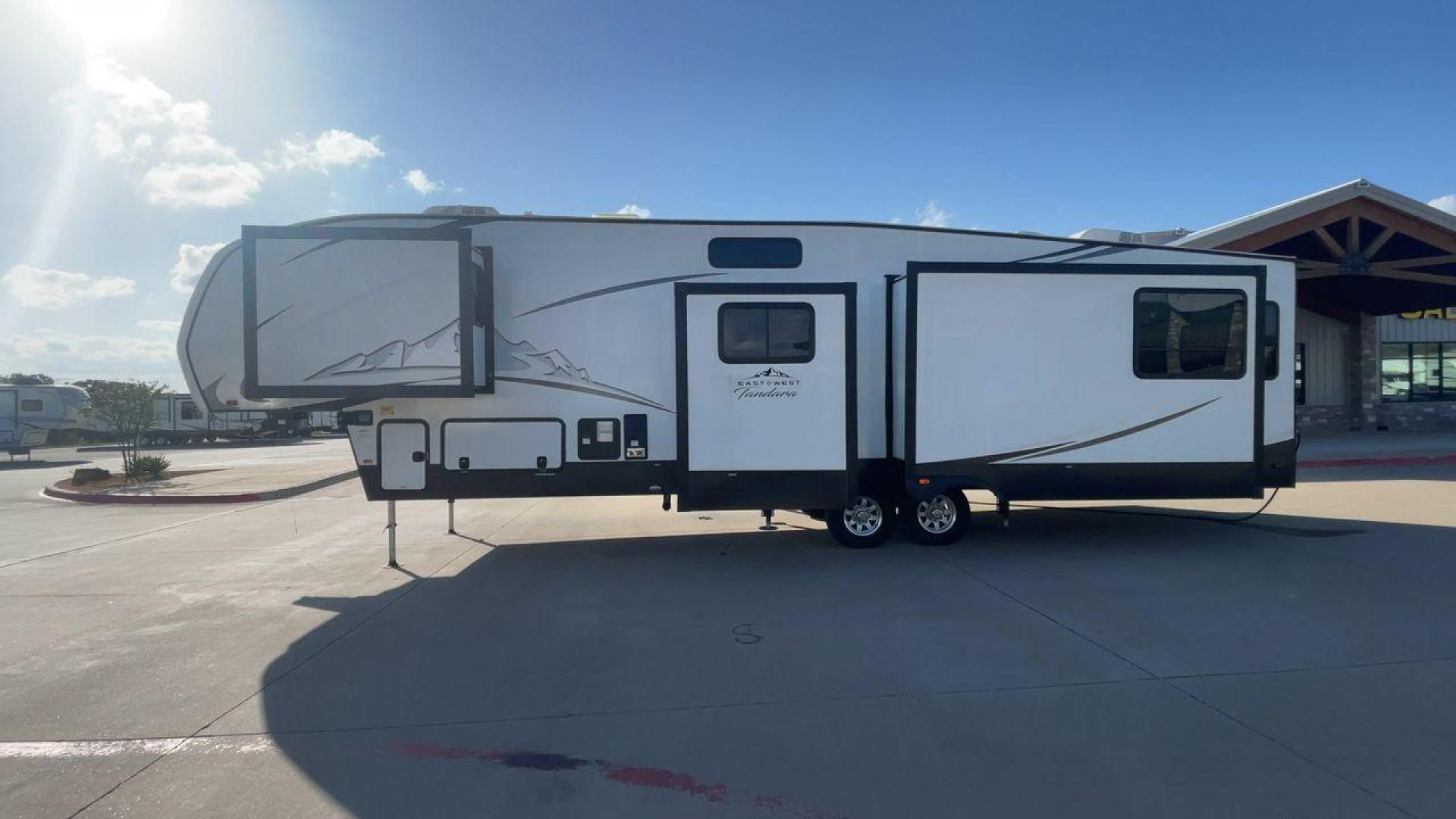 2022 FOREST RIVER EAST TO WEST TANDARA (5ZT3TD4B6N9) , Length: 41.25 ft | Dry Weight: 13,179 lbs | Slides: 4 transmission, located at 4319 N Main Street, Cleburne, TX, 76033, (817) 221-0660, 32.435829, -97.384178 - At 41.25 ft. long, the front cap showcases a bold "East to West Tandara" logo, accentuated by clean, aerodynamic curves. Large, tinted windows provide natural light while maintaining privacy. Four (4) slideouts expand the living space, enhancing functionality when parked. The trailer is equipped wit - Photo#6