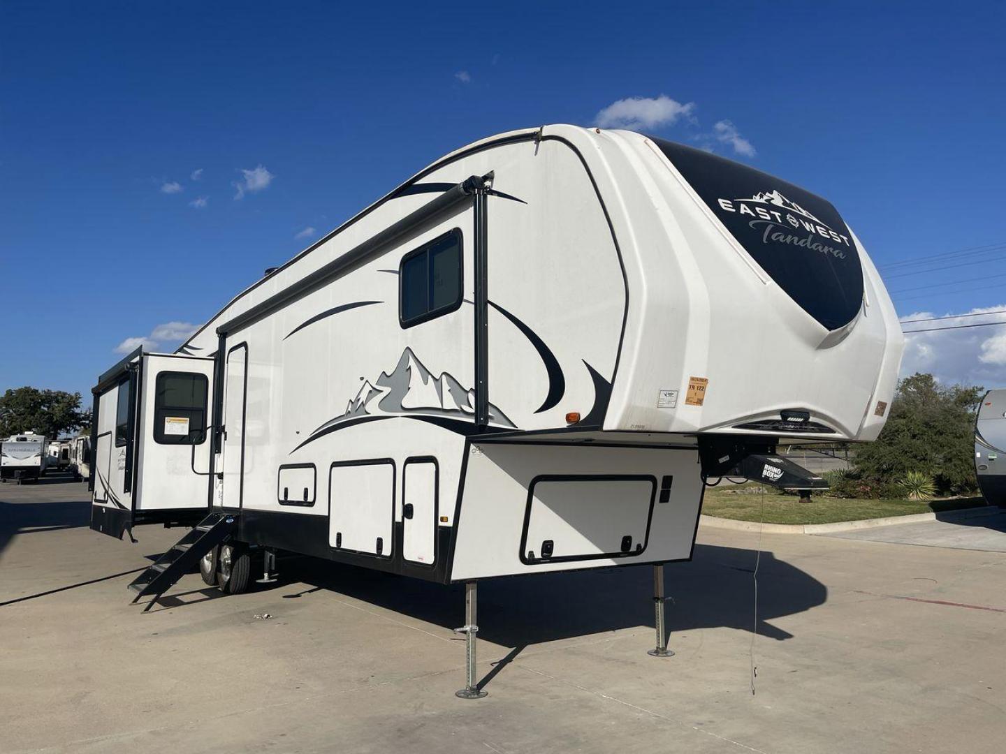 2022 FOREST RIVER EAST TO WEST TANDARA (5ZT3TD4B6N9) , Length: 41.25 ft | Dry Weight: 13,179 lbs | Slides: 4 transmission, located at 4319 N Main Street, Cleburne, TX, 76033, (817) 221-0660, 32.435829, -97.384178 - At 41.25 ft. long, the front cap showcases a bold "East to West Tandara" logo, accentuated by clean, aerodynamic curves. Large, tinted windows provide natural light while maintaining privacy. Four (4) slideouts expand the living space, enhancing functionality when parked. The trailer is equipped wit - Photo#24