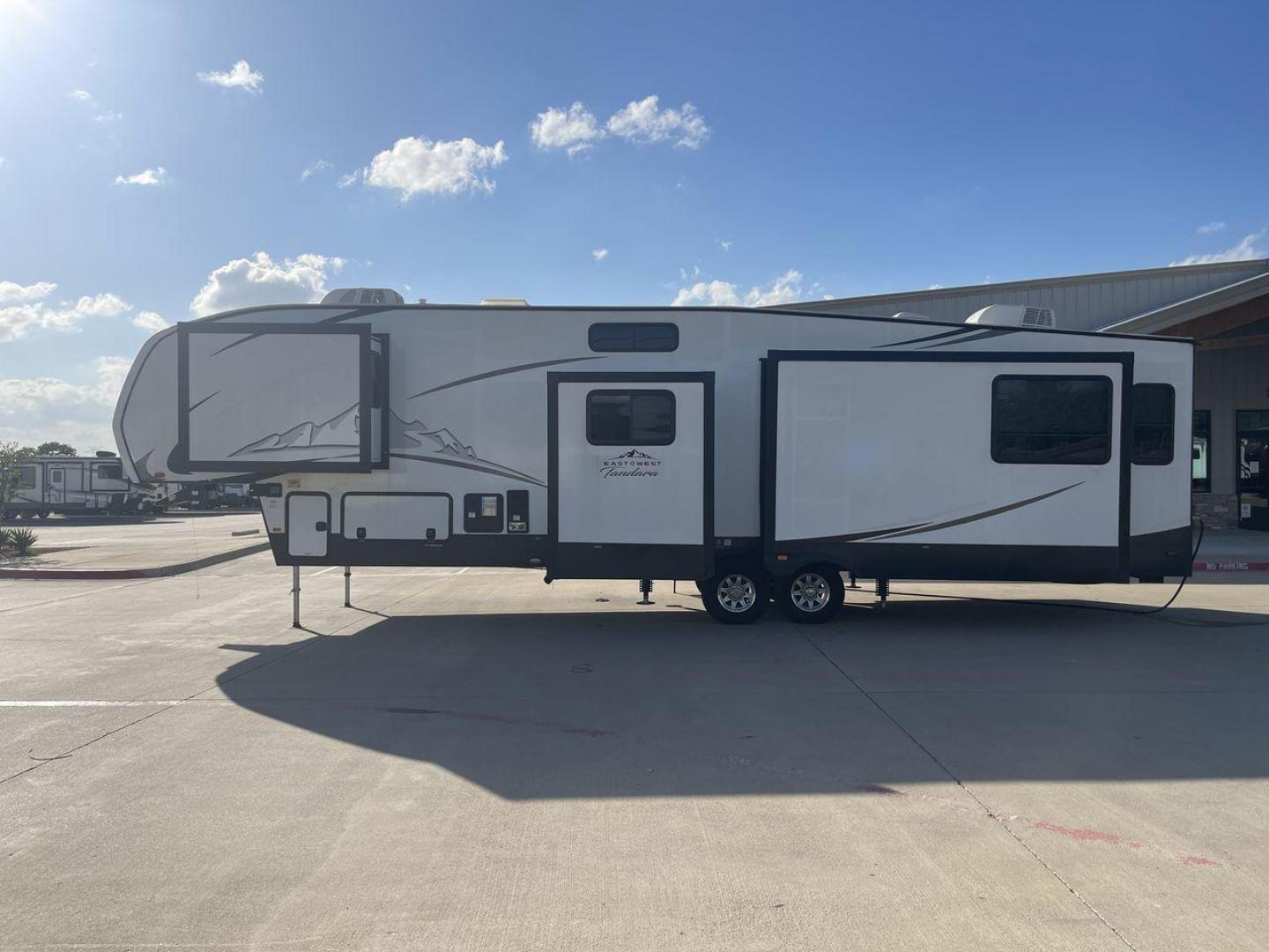 2022 FOREST RIVER EAST TO WEST TANDARA (5ZT3TD4B6N9) , Length: 41.25 ft | Dry Weight: 13,179 lbs | Slides: 4 transmission, located at 4319 N Main Street, Cleburne, TX, 76033, (817) 221-0660, 32.435829, -97.384178 - At 41.25 ft. long, the front cap showcases a bold "East to West Tandara" logo, accentuated by clean, aerodynamic curves. Large, tinted windows provide natural light while maintaining privacy. Four (4) slideouts expand the living space, enhancing functionality when parked. The trailer is equipped wit - Photo#25