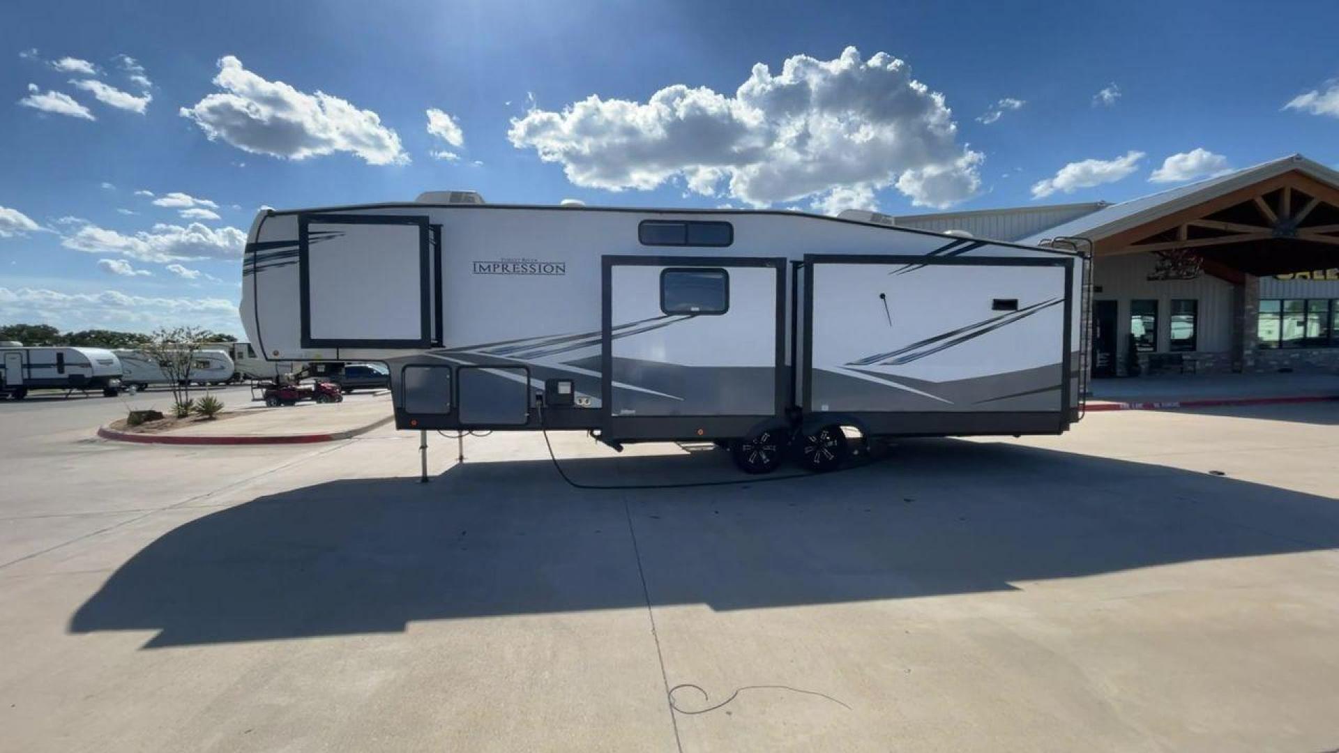 2022 FOREST RIVER IMPRESSION 315MB (5ZT3MPXB0ND) , Length: 38 ft. | Dry Weight: 10,338 lbs. | Gross Weight: 13,935 lbs. | Slides: 4 transmission, located at 4319 N Main Street, Cleburne, TX, 76033, (817) 221-0660, 32.435829, -97.384178 - Photo#6