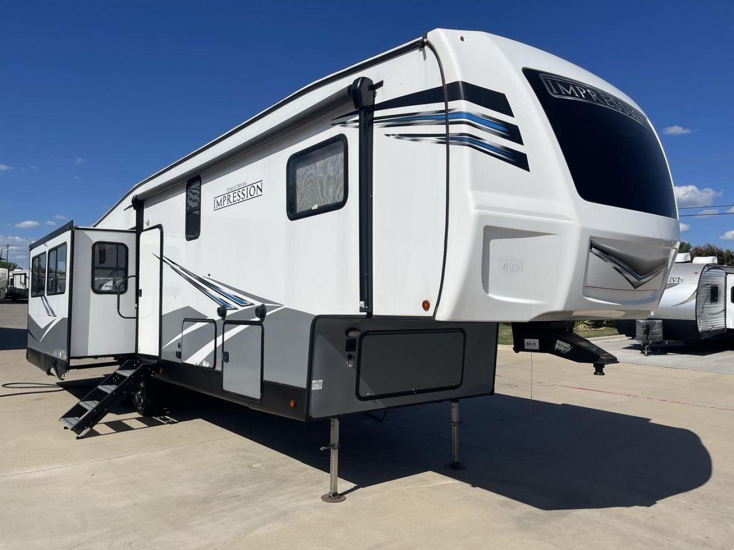 2022 FOREST RIVER IMPRESSION 315MB (5ZT3MPXB0ND) , Length: 38 ft. | Dry Weight: 10,338 lbs. | Gross Weight: 13,935 lbs. | Slides: 4 transmission, located at 4319 N Main Street, Cleburne, TX, 76033, (817) 221-0660, 32.435829, -97.384178 - Photo#23