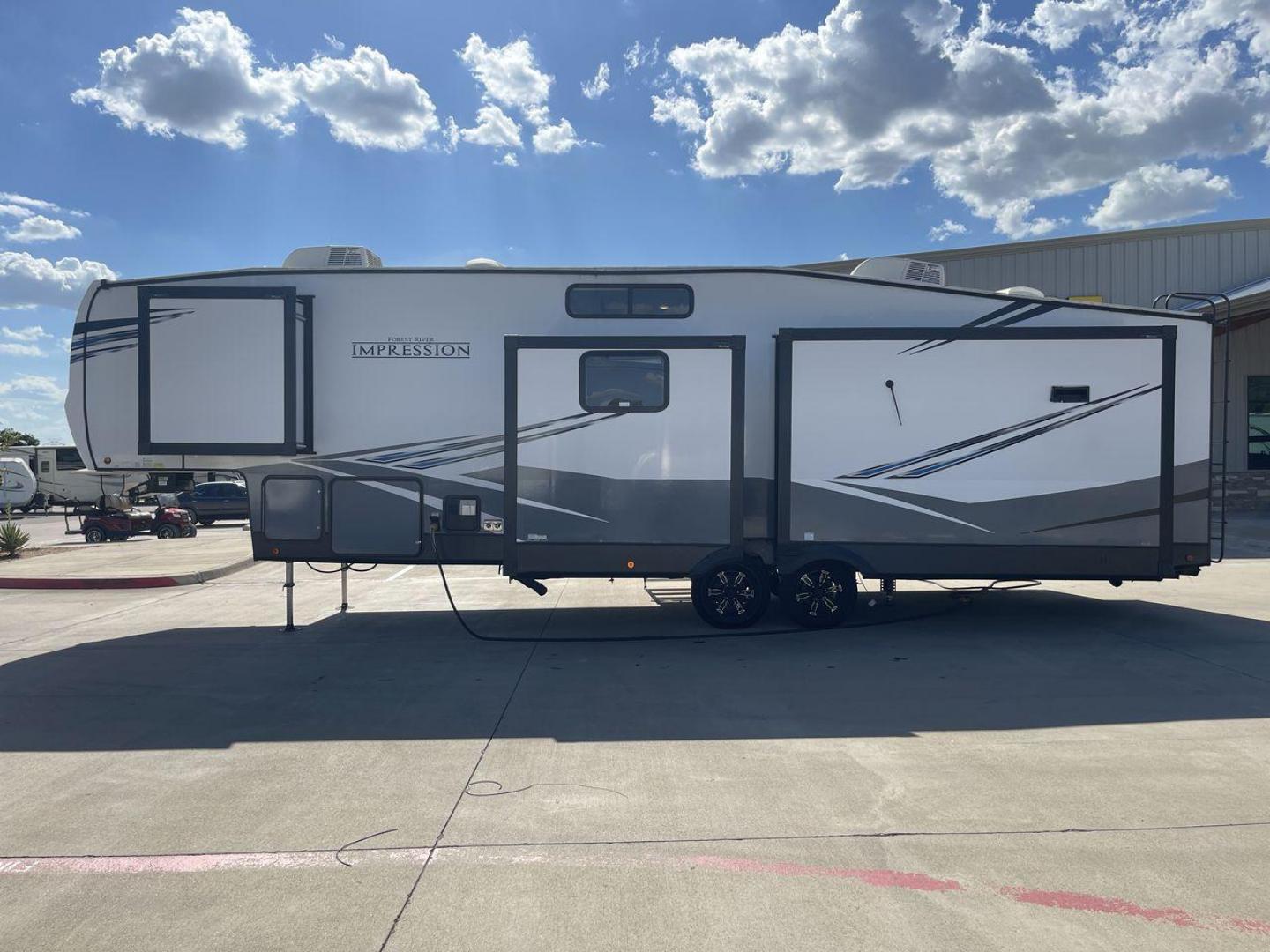 2022 FOREST RIVER IMPRESSION 315MB (5ZT3MPXB0ND) , Length: 38 ft. | Dry Weight: 10,338 lbs. | Gross Weight: 13,935 lbs. | Slides: 4 transmission, located at 4319 N Main Street, Cleburne, TX, 76033, (817) 221-0660, 32.435829, -97.384178 - Photo#24