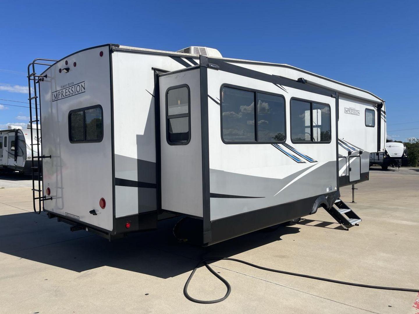 2022 FOREST RIVER IMPRESSION 315MB (5ZT3MPXB0ND) , Length: 38 ft. | Dry Weight: 10,338 lbs. | Gross Weight: 13,935 lbs. | Slides: 4 transmission, located at 4319 N Main Street, Cleburne, TX, 76033, (817) 221-0660, 32.435829, -97.384178 - Photo#25