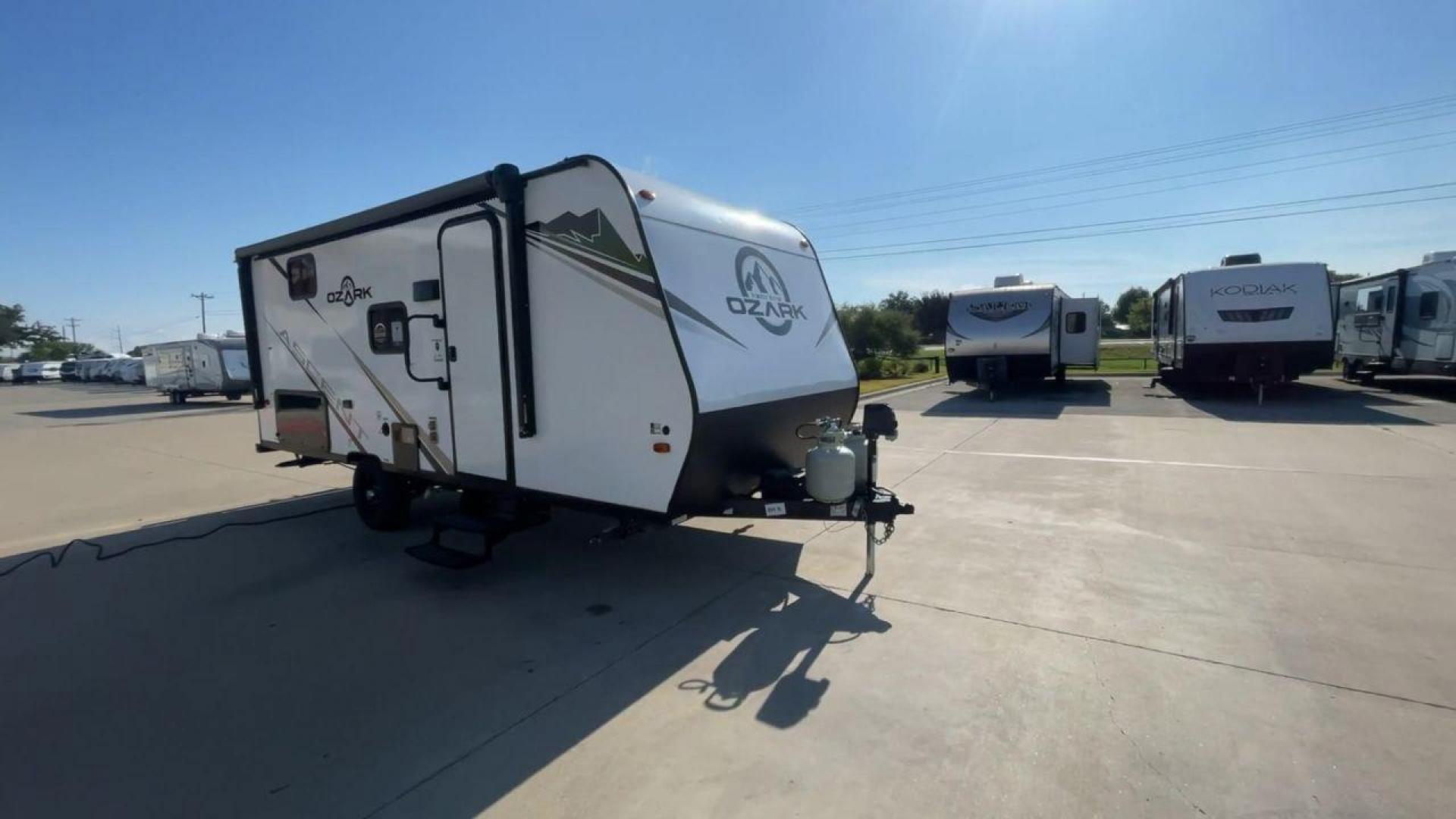 2022 FOREST RIVER OZARK 1680BHSKX (5ZT2ZKFCXNG) , Length: 23.08 ft. | Dry Weight: 4,049 lbs. | Gross Weight: 4,905 lbs. | Slides: 1 transmission, located at 4319 N Main Street, Cleburne, TX, 76033, (817) 221-0660, 32.435829, -97.384178 - The 2022 Forest River Ozark 1680BHSKX provides a combination of design and functionality in a small package. This unit measures 23.08 feet long and has a dry weight of 4,049 pounds, with a gross weight capacity of 4,905 pounds. It's designed for maximum practicality and comfort, with a slide-out com - Photo#3