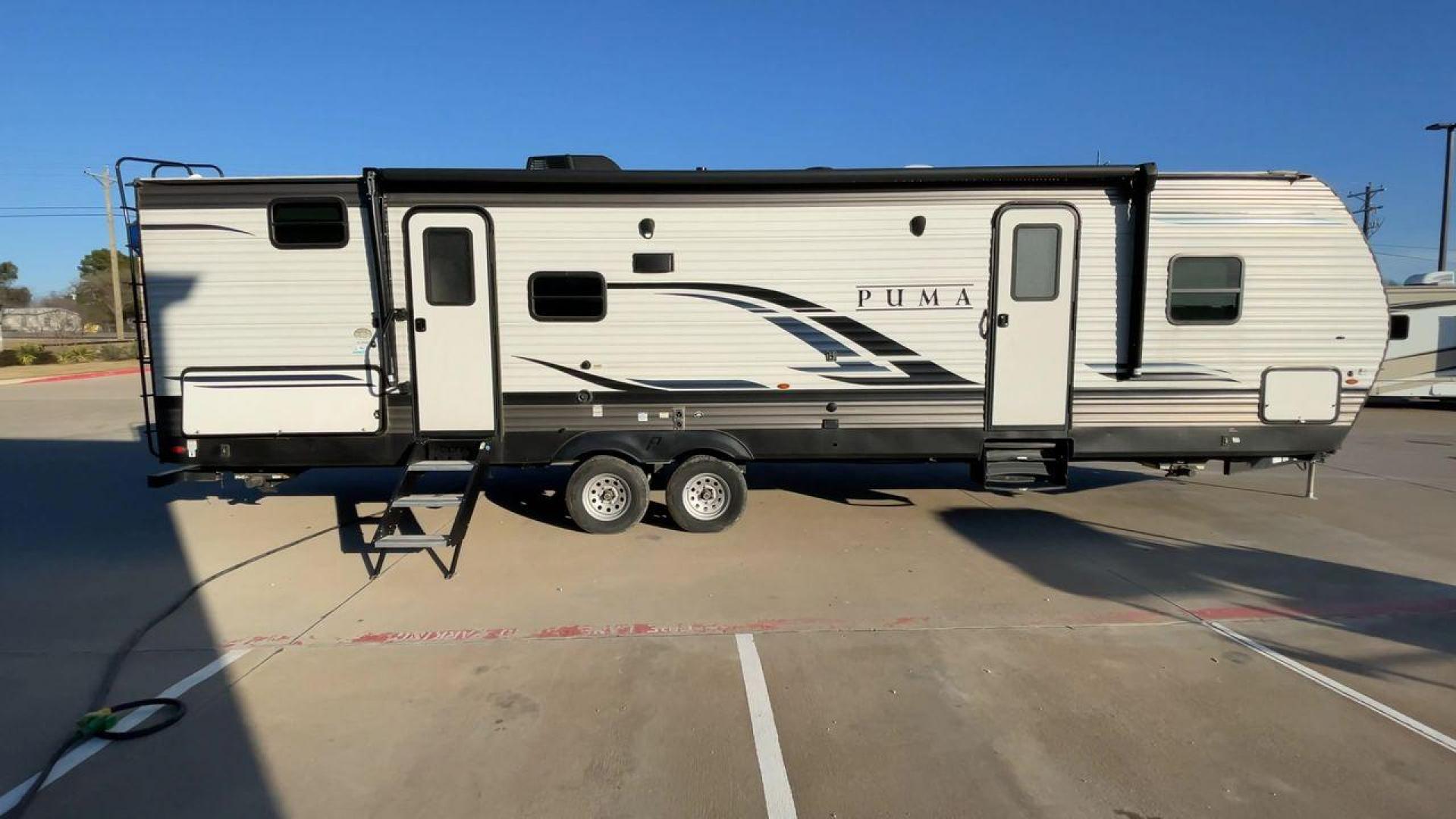 2022 FOREST RIVER PUMA 28BHSS (5ZT2PUTB0N4) , Length: 36.83 ft. | Dry Weight: 7,513 lbs. | Gross Weight: 9,063 lbs. | Slides: 1 transmission, located at 4319 N Main Street, Cleburne, TX, 76033, (817) 221-0660, 32.435829, -97.384178 - This 2022 Palomino Puma 28BHSS radiates style and functionality. The front features a sleek, aerodynamic design with bold "Puma" branding and distinctive graphics that emphasize its rugged yet modern appeal. The side walls are finished in neutral tones with black and gray accents. It is equipped wit - Photo#2