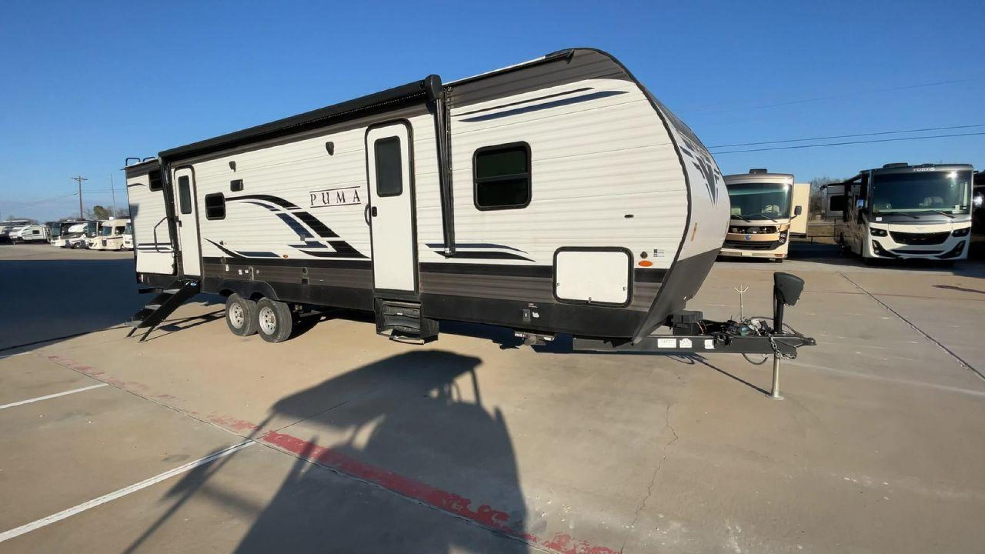 2022 FOREST RIVER PUMA 28BHSS (5ZT2PUTB0N4) , Length: 36.83 ft. | Dry Weight: 7,513 lbs. | Gross Weight: 9,063 lbs. | Slides: 1 transmission, located at 4319 N Main Street, Cleburne, TX, 76033, (817) 221-0660, 32.435829, -97.384178 - This 2022 Palomino Puma 28BHSS radiates style and functionality. The front features a sleek, aerodynamic design with bold "Puma" branding and distinctive graphics that emphasize its rugged yet modern appeal. The side walls are finished in neutral tones with black and gray accents. It is equipped wit - Photo#3