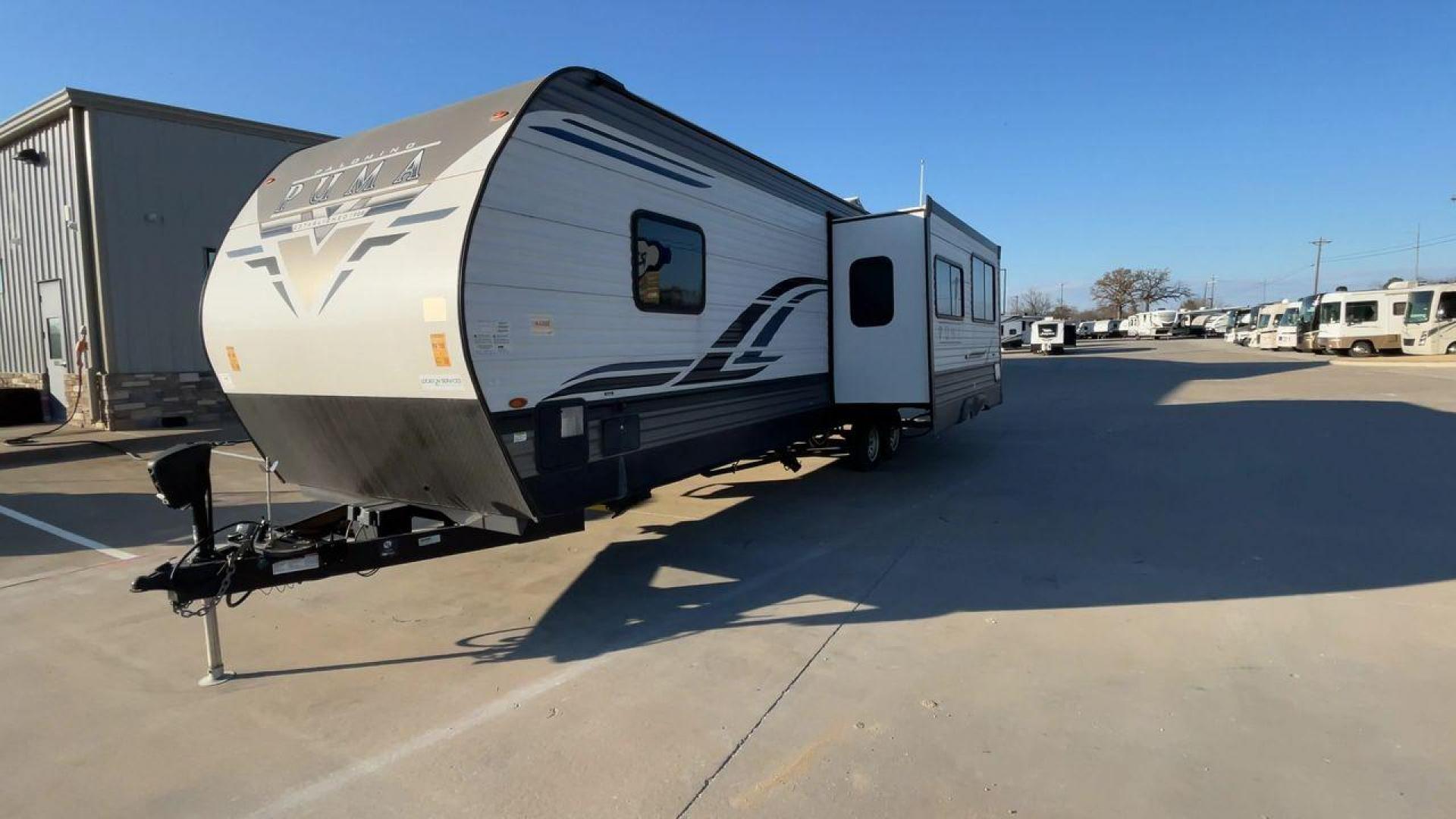 2022 FOREST RIVER PUMA 28BHSS (5ZT2PUTB0N4) , Length: 36.83 ft. | Dry Weight: 7,513 lbs. | Gross Weight: 9,063 lbs. | Slides: 1 transmission, located at 4319 N Main Street, Cleburne, TX, 76033, (817) 221-0660, 32.435829, -97.384178 - This 2022 Palomino Puma 28BHSS radiates style and functionality. The front features a sleek, aerodynamic design with bold "Puma" branding and distinctive graphics that emphasize its rugged yet modern appeal. The side walls are finished in neutral tones with black and gray accents. It is equipped wit - Photo#5