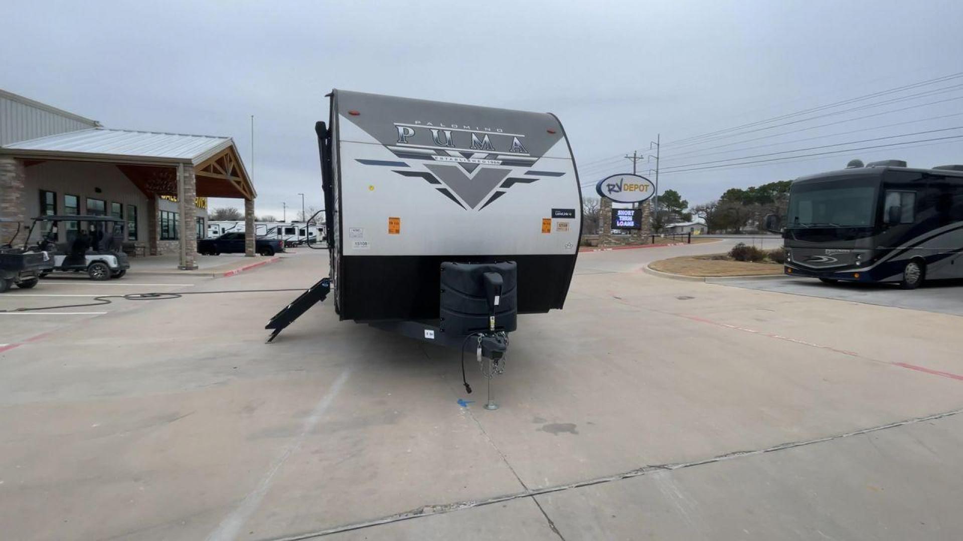 2022 FOREST RIVER PUMA 28DBFQ (5ZT2PUTB6N4) , Length: 32.83 ft | Dry Weight: 6,868 lbs | Gross Weight: 8,500 lbs | Slides: 1 transmission, located at 4319 N Main Street, Cleburne, TX, 76033, (817) 221-0660, 32.435829, -97.384178 - At 32.83 ft long, Palomino Puma 28DBFQ travel trailer boasts a sturdy and stylish design, perfect for adventure seekers. The front features a bold Puma logo with a sleek, aerodynamic shape that enhances towing efficiency. The two-tone gray and black color scheme, along with sharp graphics, gives it - Photo#4