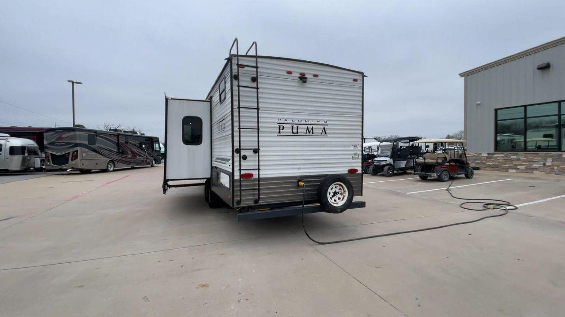 2022 FOREST RIVER PUMA 28DBFQ (5ZT2PUTB6N4) , Length: 32.83 ft | Dry Weight: 6,868 lbs | Gross Weight: 8,500 lbs | Slides: 1 transmission, located at 4319 N Main Street, Cleburne, TX, 76033, (817) 221-0660, 32.435829, -97.384178 - At 32.83 ft long, Palomino Puma 28DBFQ travel trailer boasts a sturdy and stylish design, perfect for adventure seekers. The front features a bold Puma logo with a sleek, aerodynamic shape that enhances towing efficiency. The two-tone gray and black color scheme, along with sharp graphics, gives it - Photo#8