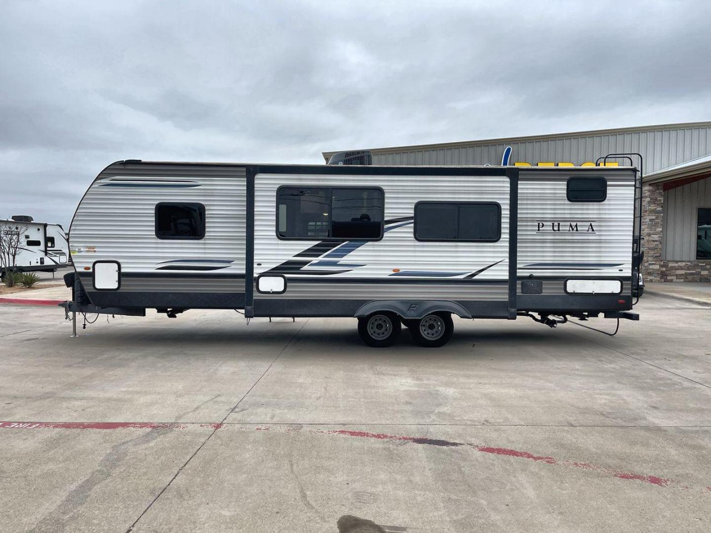 2022 FOREST RIVER PUMA 28DBFQ (5ZT2PUTB6N4) , Length: 32.83 ft | Dry Weight: 6,868 lbs | Gross Weight: 8,500 lbs | Slides: 1 transmission, located at 4319 N Main Street, Cleburne, TX, 76033, (817) 221-0660, 32.435829, -97.384178 - At 32.83 ft long, Palomino Puma 28DBFQ travel trailer boasts a sturdy and stylish design, perfect for adventure seekers. The front features a bold Puma logo with a sleek, aerodynamic shape that enhances towing efficiency. The two-tone gray and black color scheme, along with sharp graphics, gives it - Photo#23