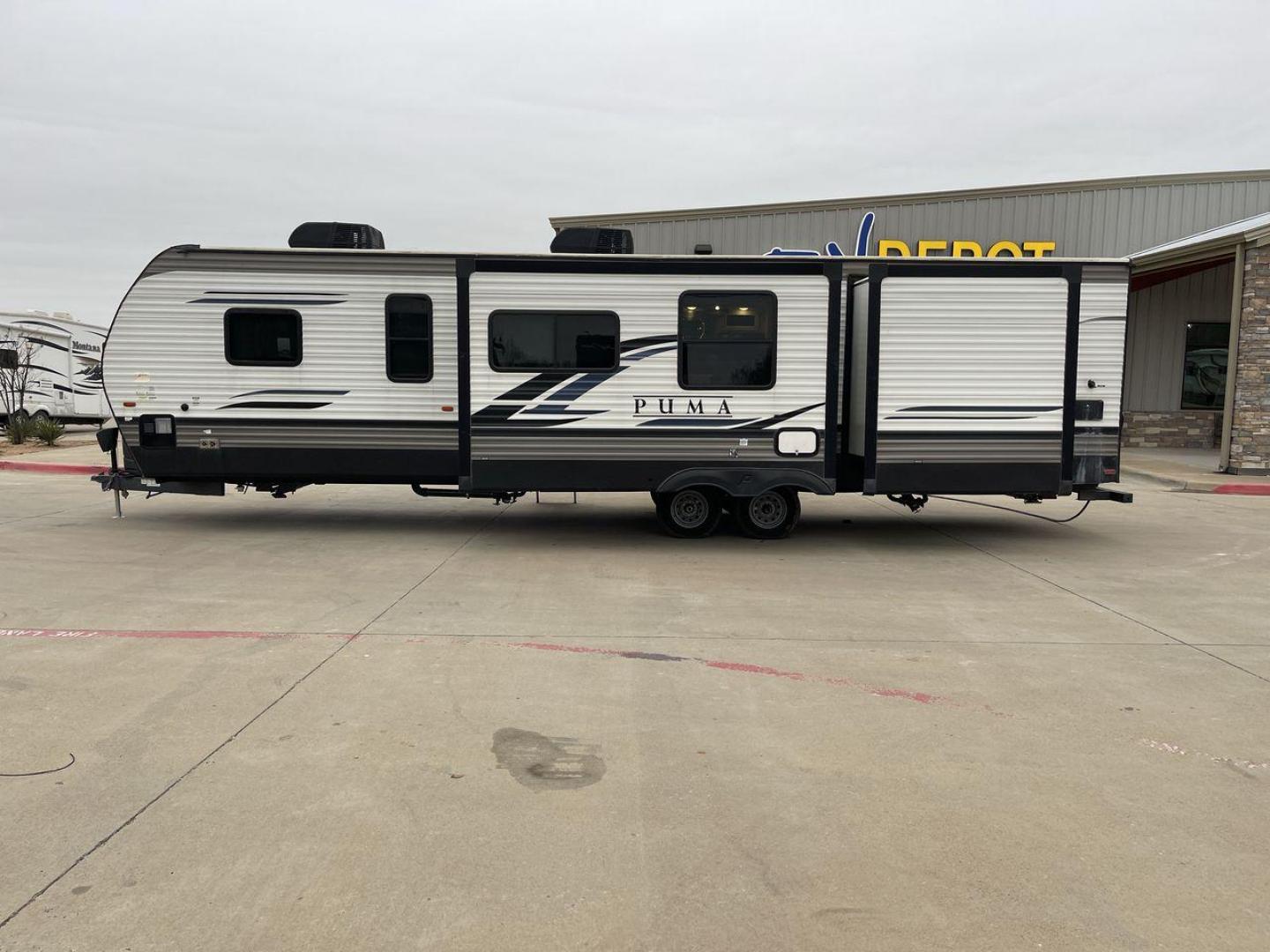 2022 FOREST RIVER PUMA 32BH2B (4X4TPUH25NP) , Length: 38.5 ft. | Dry Weight: 9,023 lbs. | Gross Weight: 11,230 lbs. | Slides: 3 transmission, located at 4319 N Main Street, Cleburne, TX, 76033, (817) 221-0660, 32.435829, -97.384178 - Photo#23