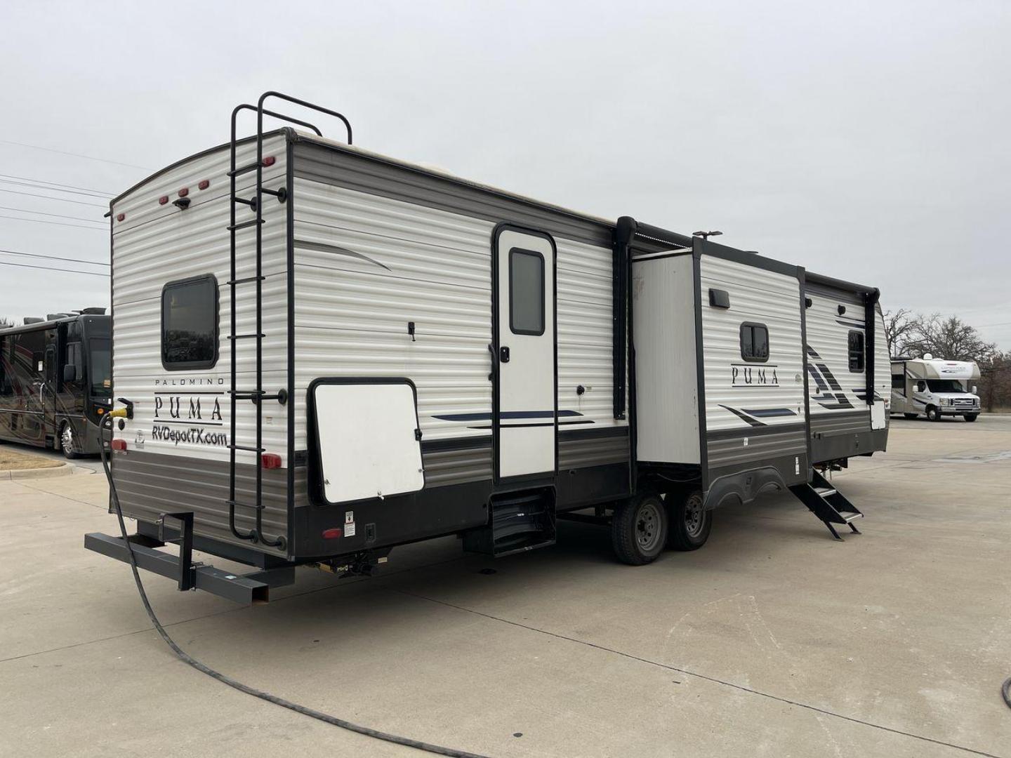 2022 FOREST RIVER PUMA 32BH2B (4X4TPUH25NP) , Length: 38.5 ft. | Dry Weight: 9,023 lbs. | Gross Weight: 11,230 lbs. | Slides: 3 transmission, located at 4319 N Main Street, Cleburne, TX, 76033, (817) 221-0660, 32.435829, -97.384178 - Photo#24