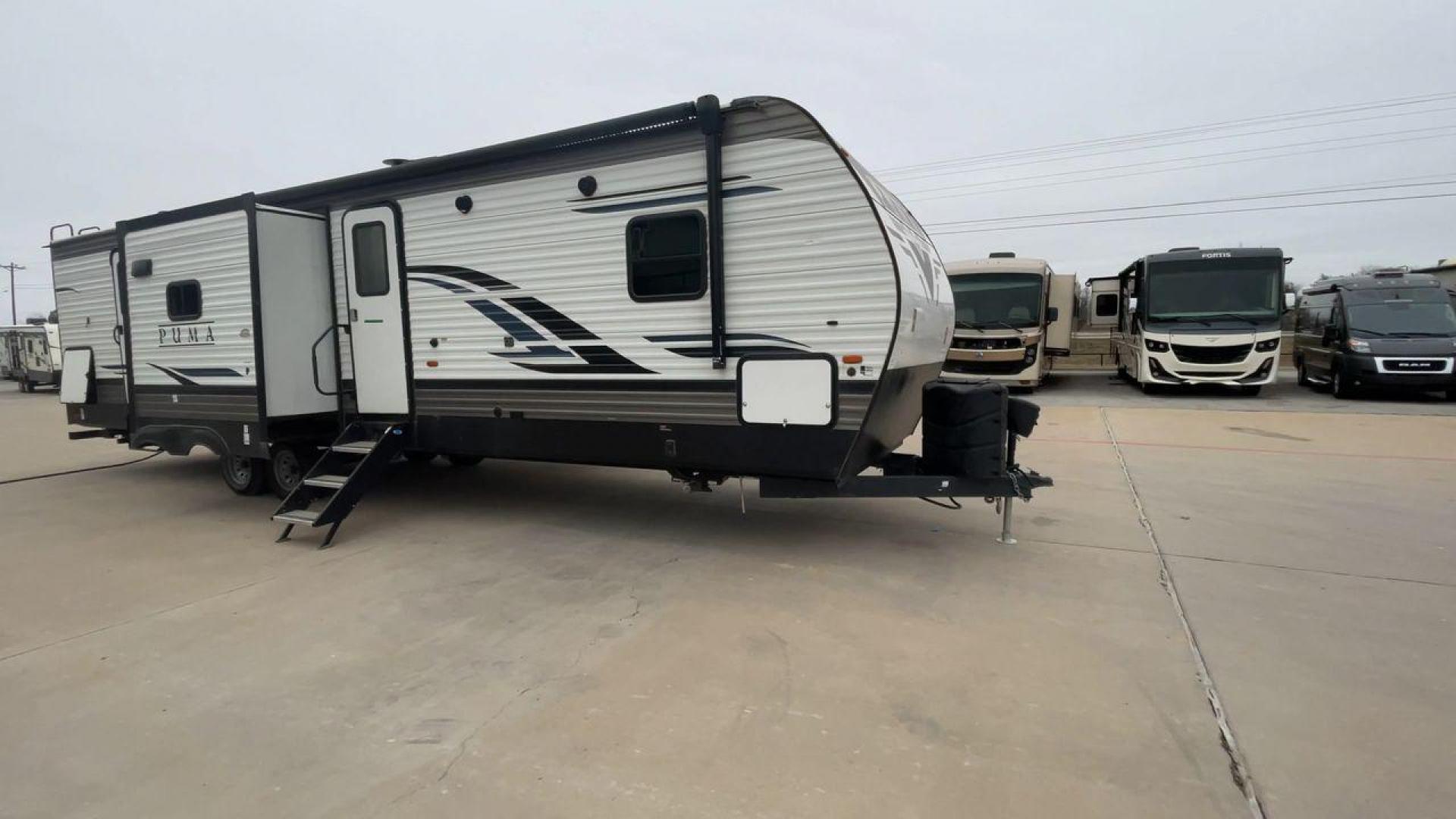 2022 FOREST RIVER PUMA 32BH2B (4X4TPUH25NP) , Length: 38.5 ft. | Dry Weight: 9,023 lbs. | Gross Weight: 11,230 lbs. | Slides: 3 transmission, located at 4319 N Main Street, Cleburne, TX, 76033, (817) 221-0660, 32.435829, -97.384178 - Photo#3