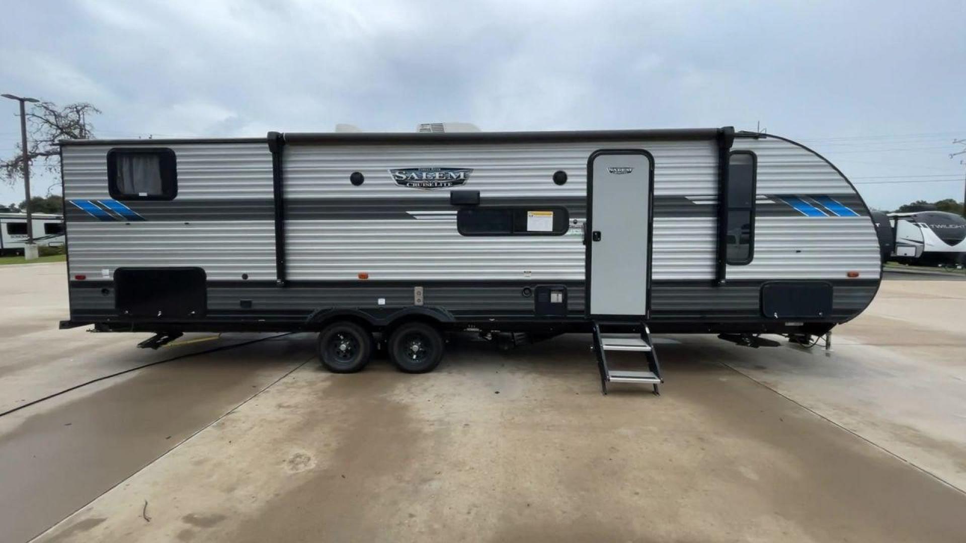 2022 FOREST RIVER SALEM 273QBXL (4X4TSMC28N7) , Length: 33.42 ft. | Dry Weight: 6,028 lbs. | Slides: 1 transmission, located at 4319 N Main Street, Cleburne, TX, 76033, (817) 221-0660, 32.435829, -97.384178 - Photo#2