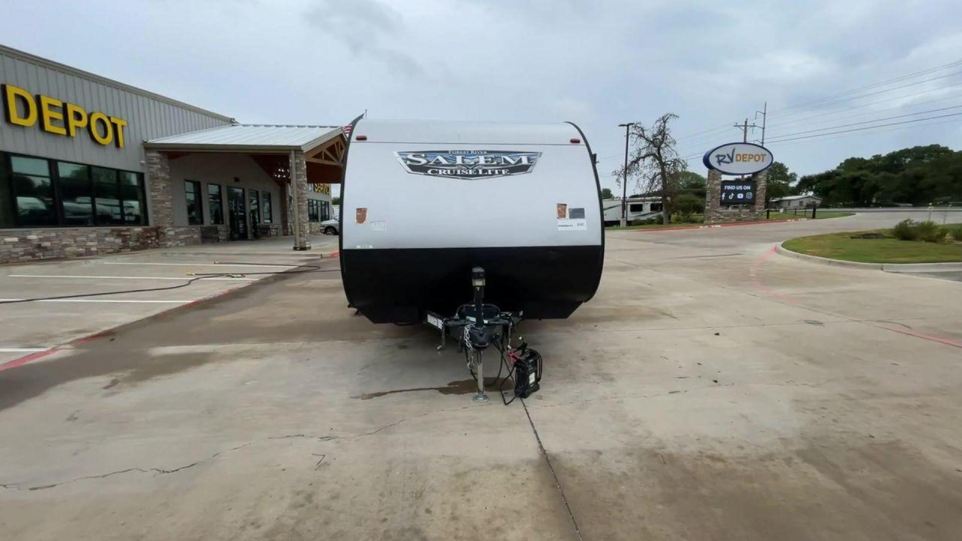 2022 FOREST RIVER SALEM 273QBXL (4X4TSMC28N7) , Length: 33.42 ft. | Dry Weight: 6,028 lbs. | Slides: 1 transmission, located at 4319 N Main Street, Cleburne, TX, 76033, (817) 221-0660, 32.435829, -97.384178 - Photo#4